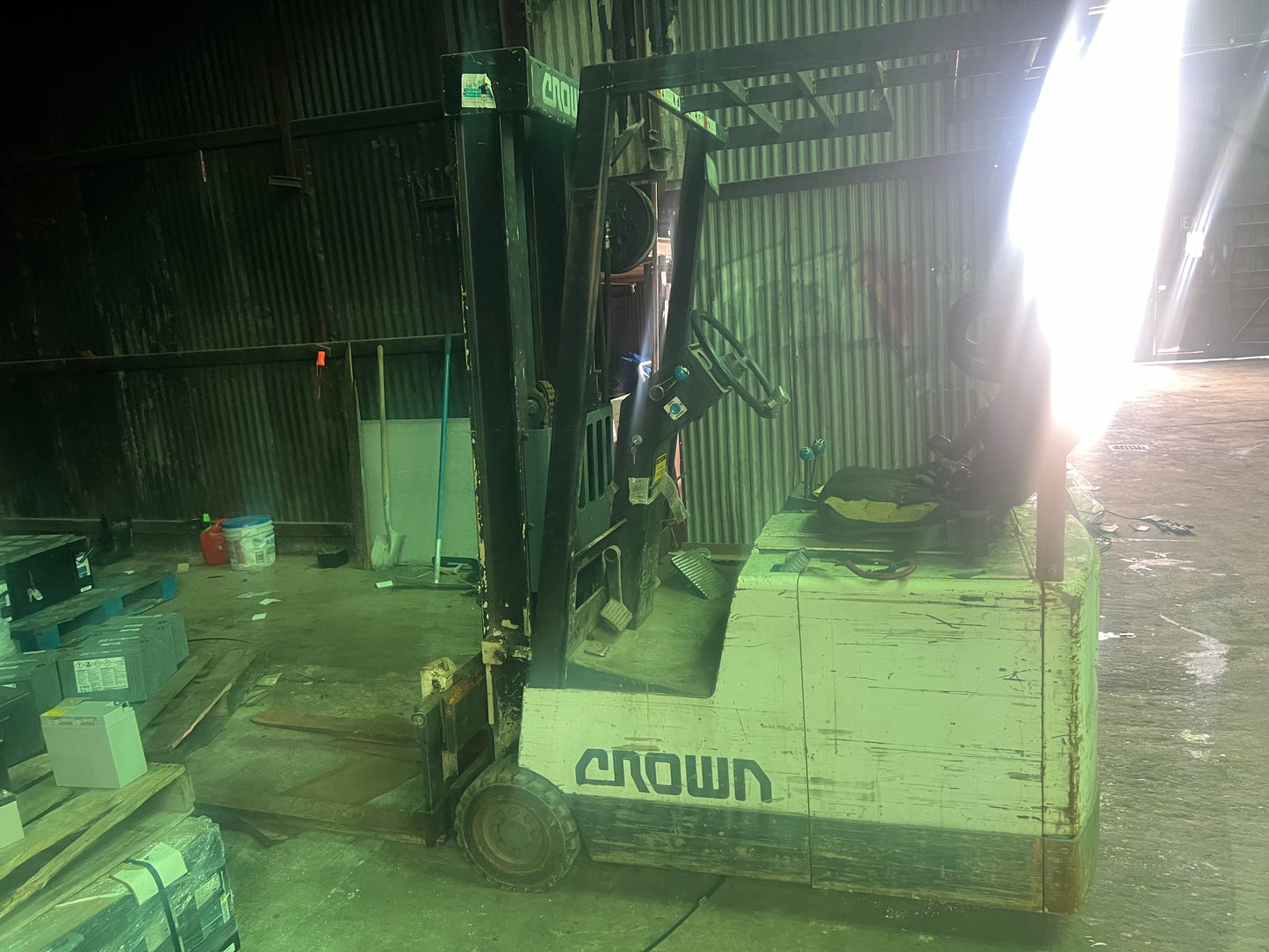 AS-IS Electric Crown Forklift, As-Is Needs work, Charges & Drives but mast works only intermittently