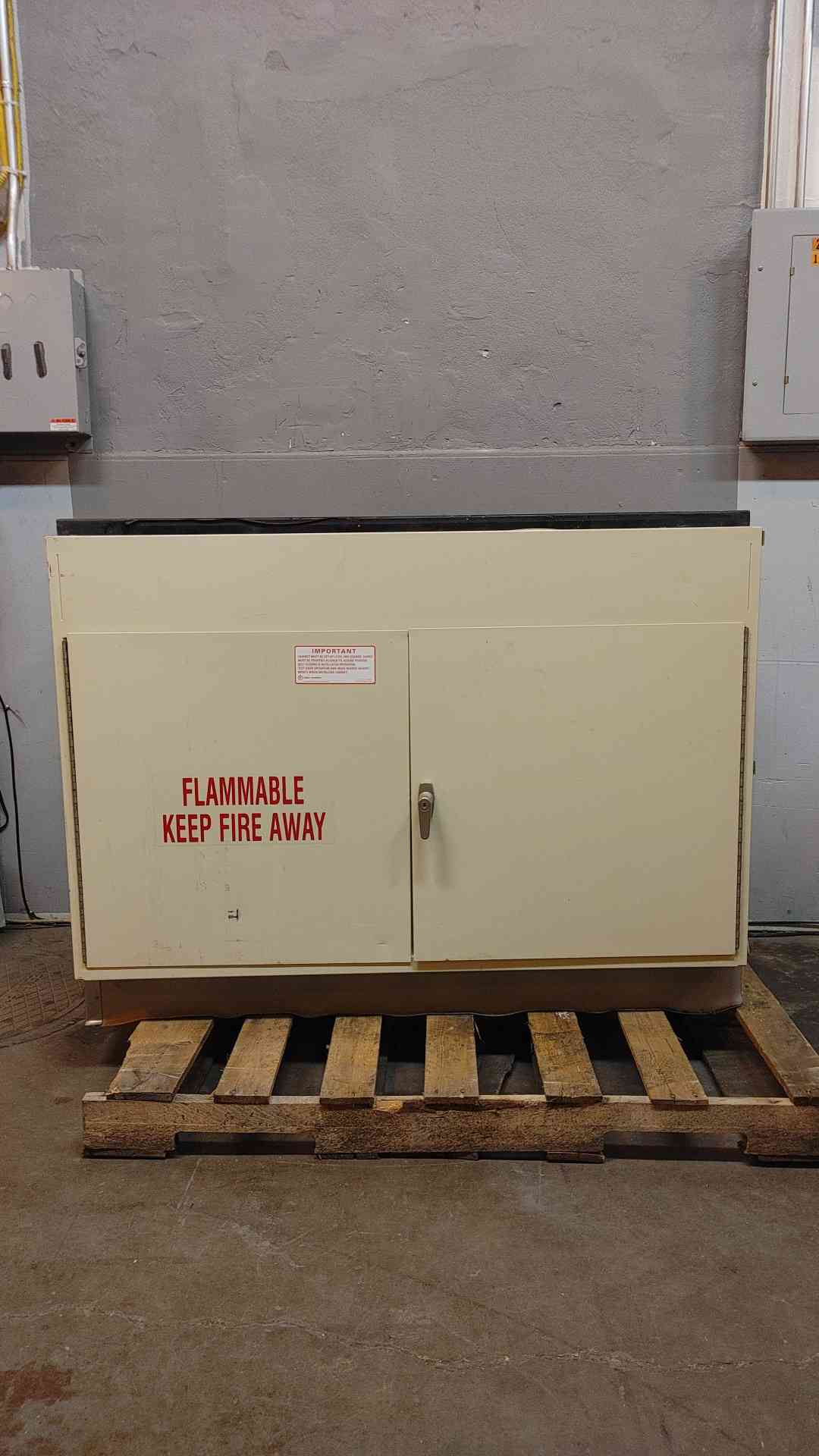 4' Flammable Cabinet W/ Countertop (3619AA)(3619AA)
