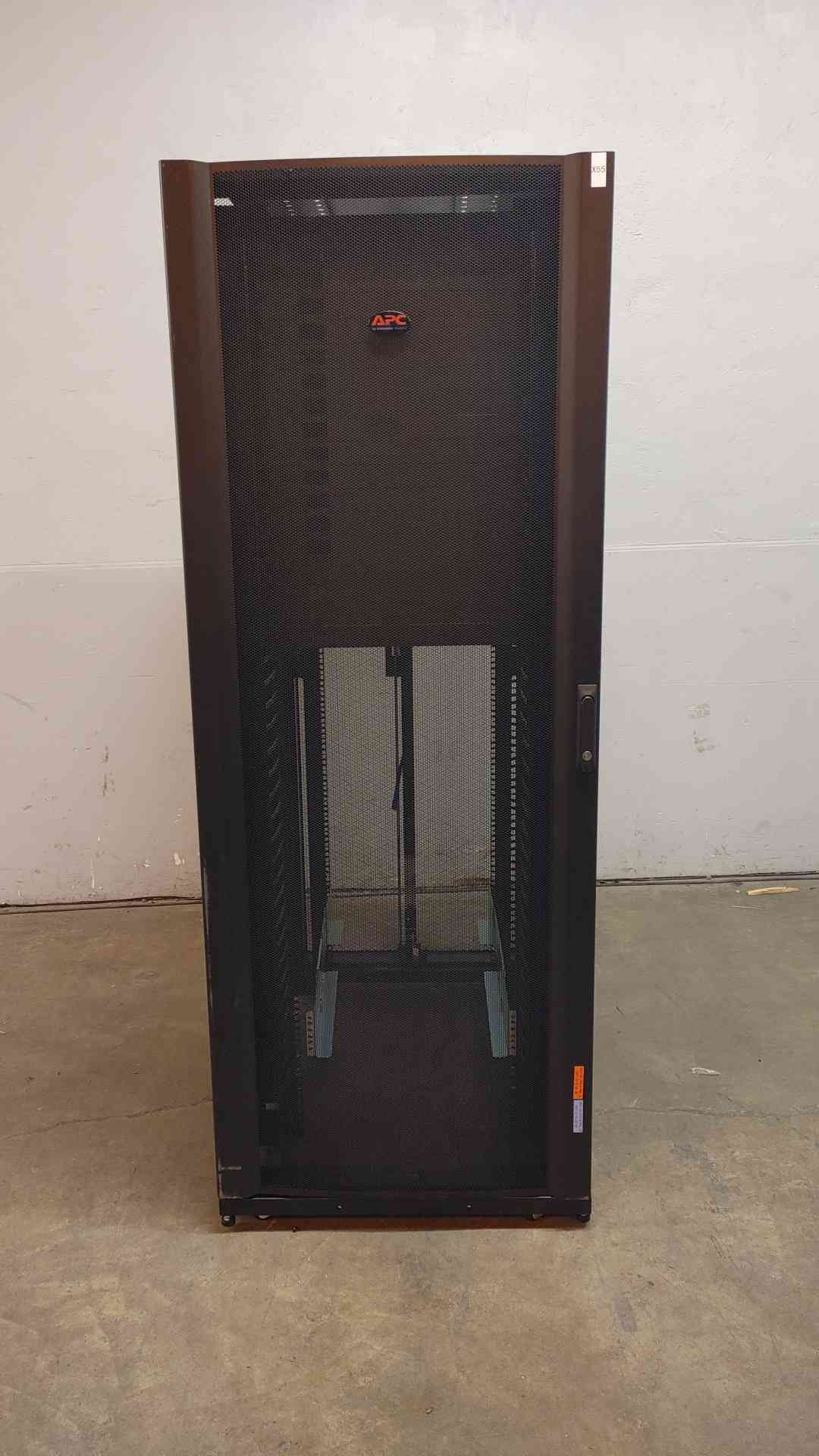 AR3350 42U APC Fully Enclosed Rolling Server Rack