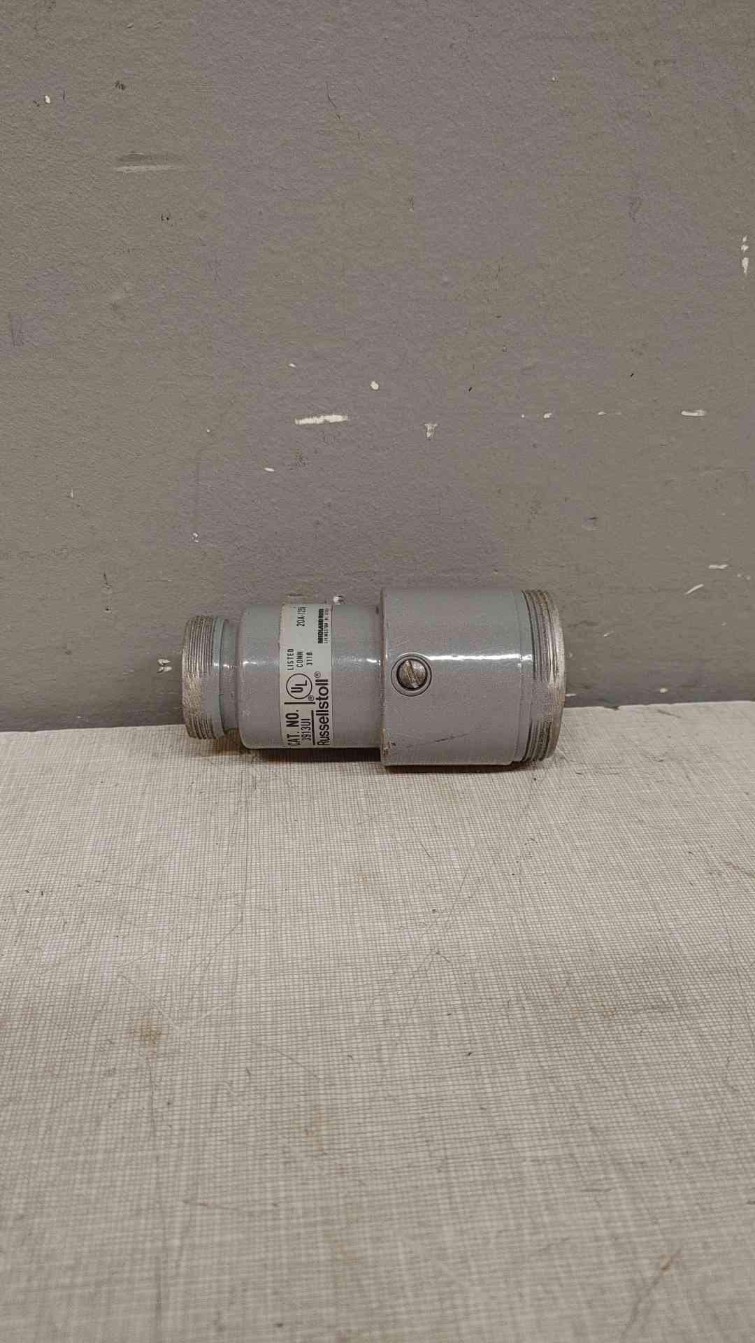 *Pickup Only* Russellstoll Plug Receptacle 20A 125V 3913UI(103329)