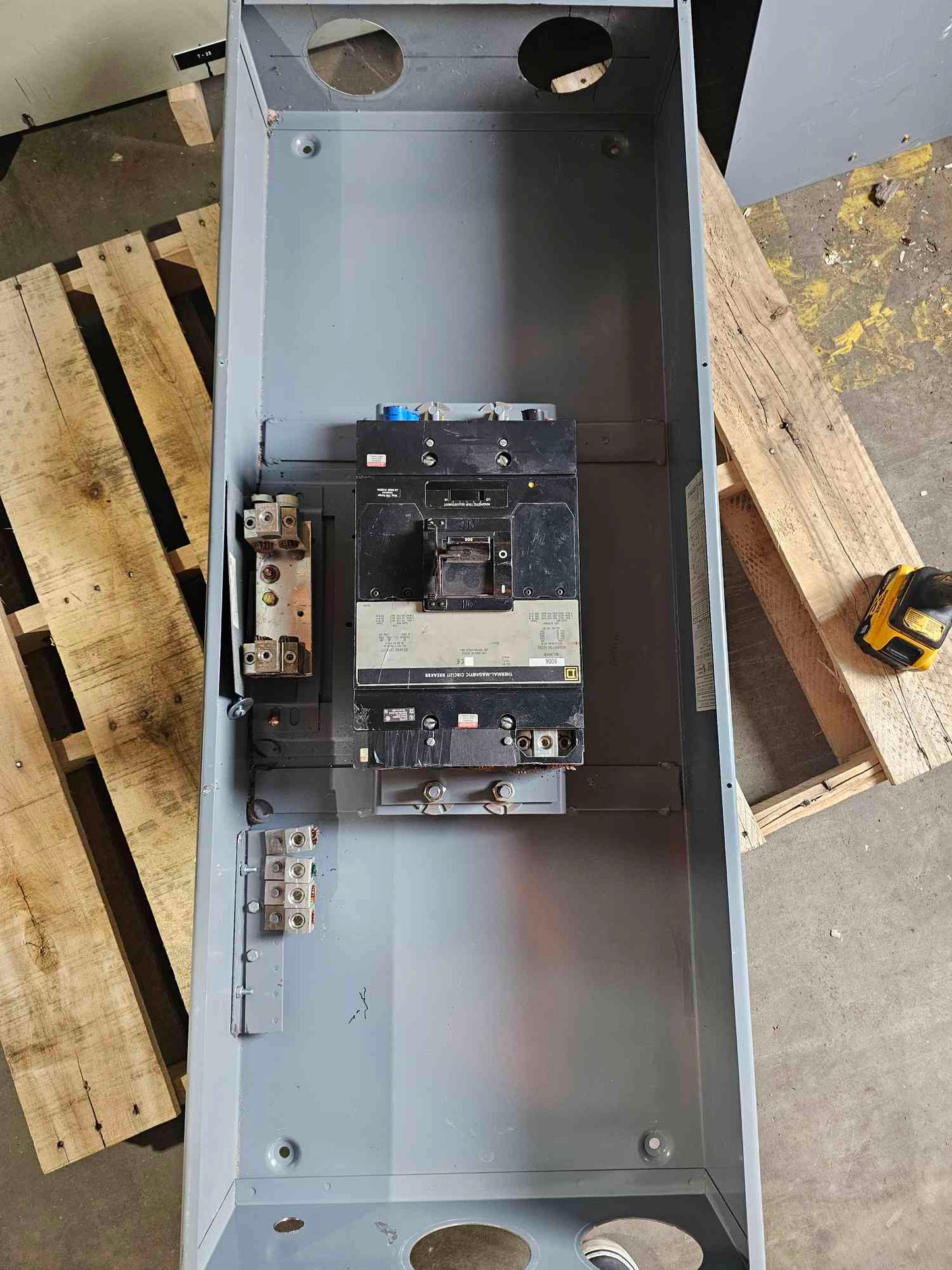 Square D Enclosed Circuit Breaker 800A Disconnect (SKU: 110468)