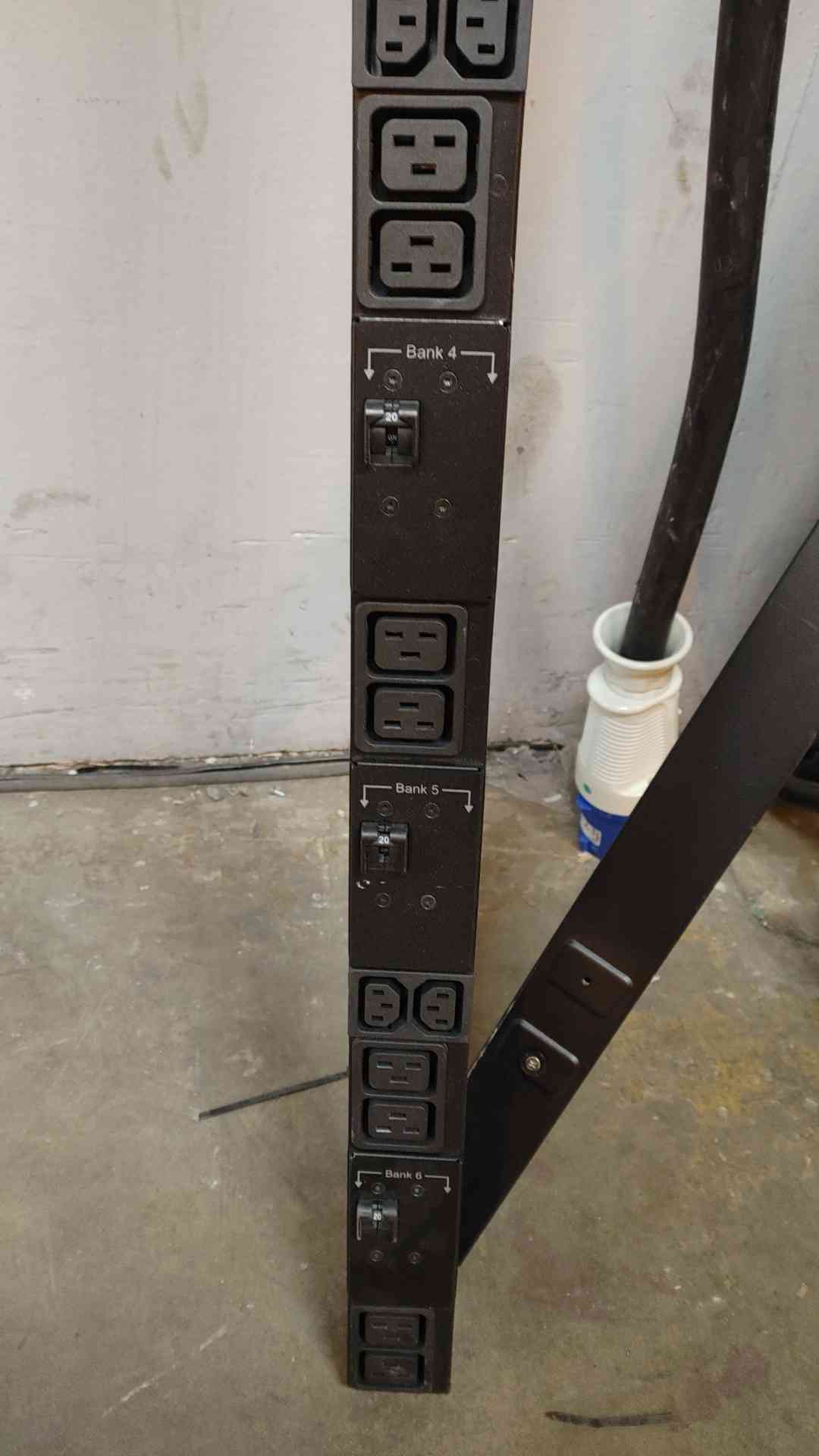 APC PDU 18 Port Strip 200-240V 3W 48A AP8866 G2 Metered Rack PDU