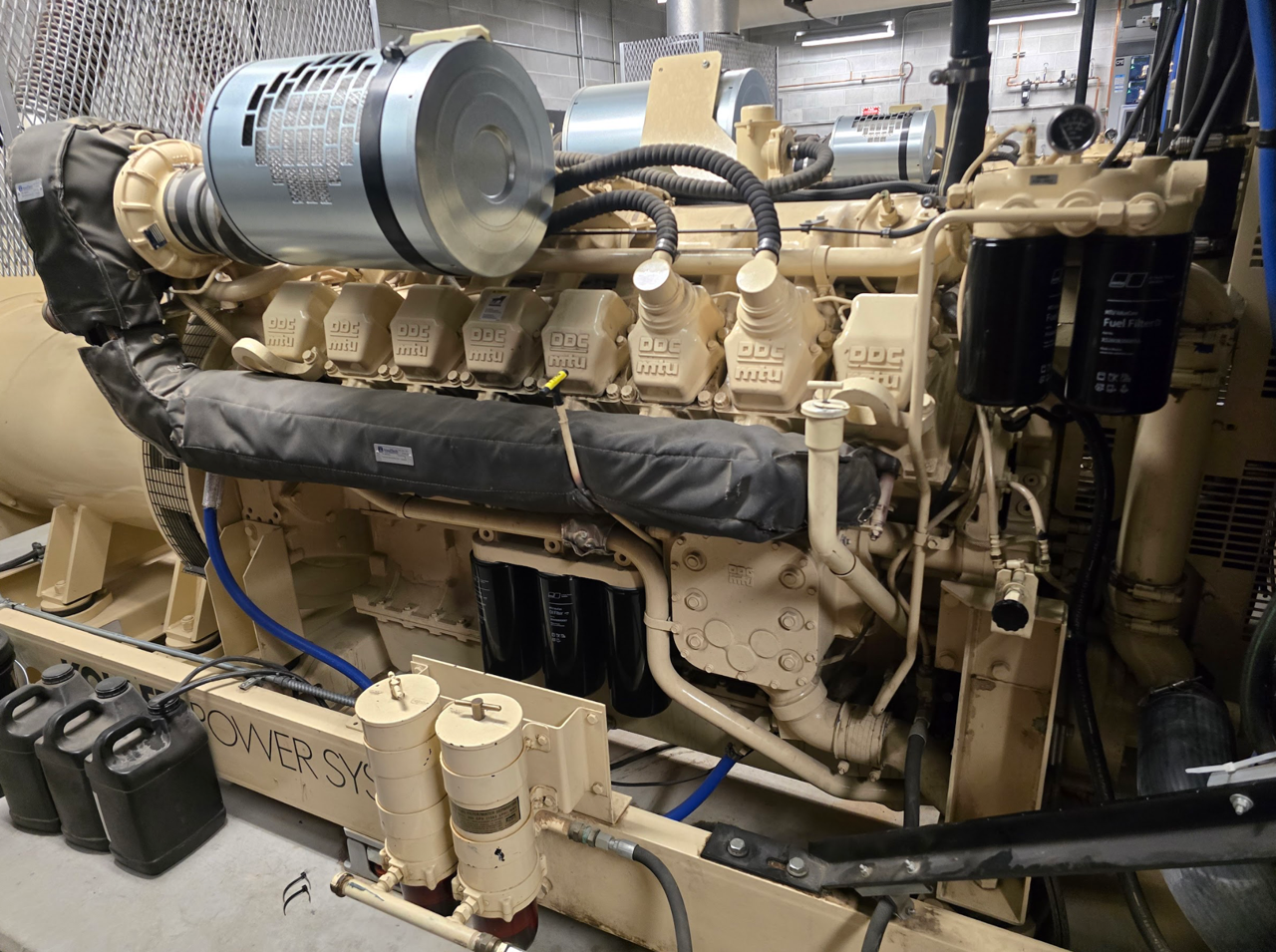 1000KW Kohler MTU Detroit 1000ROZDR Diesel Generator 3ph 277/480 70 & 300 Hrs '03 Series 2000