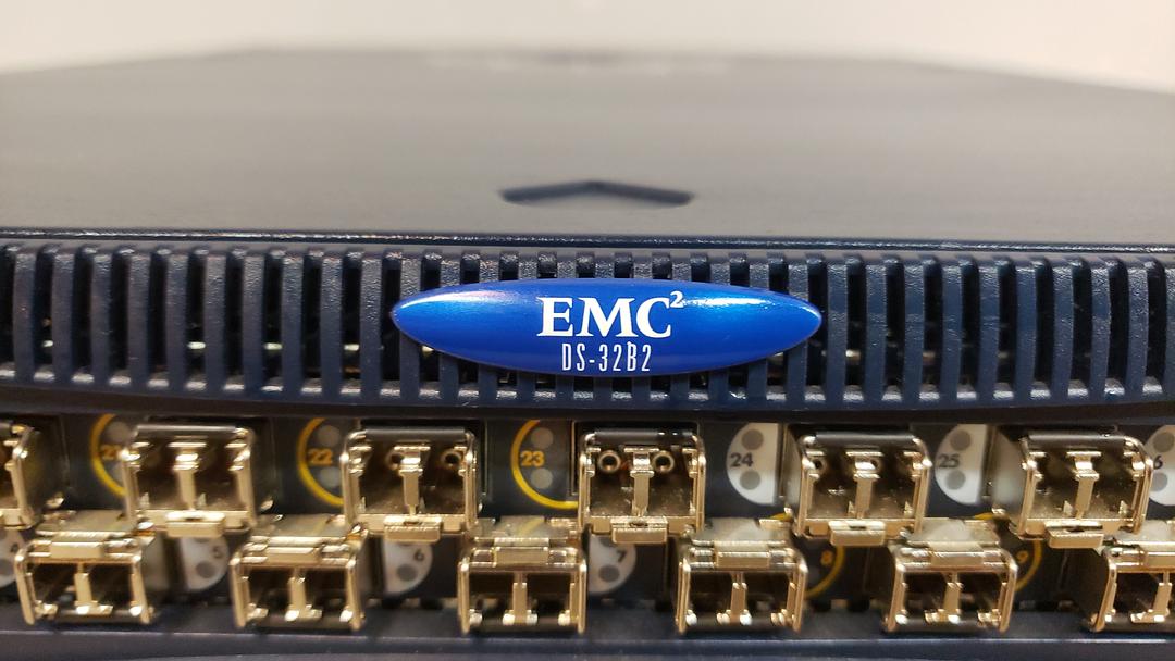 *Pickup Only* Lot of 4 EMC DS-32B2 32-Port 10/100 2GB/s Fibre Channel Network Switch INCL 32X SFP'S(S6LLST11109)