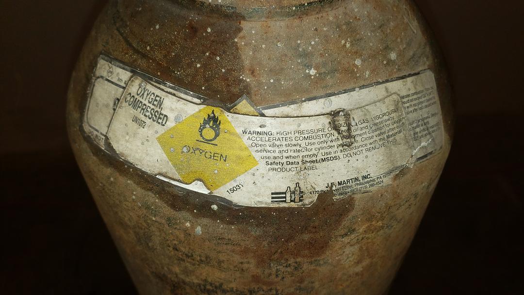 Oxygen Tank J.F. Martin Metal 9x9x55(S6LLST11276)
