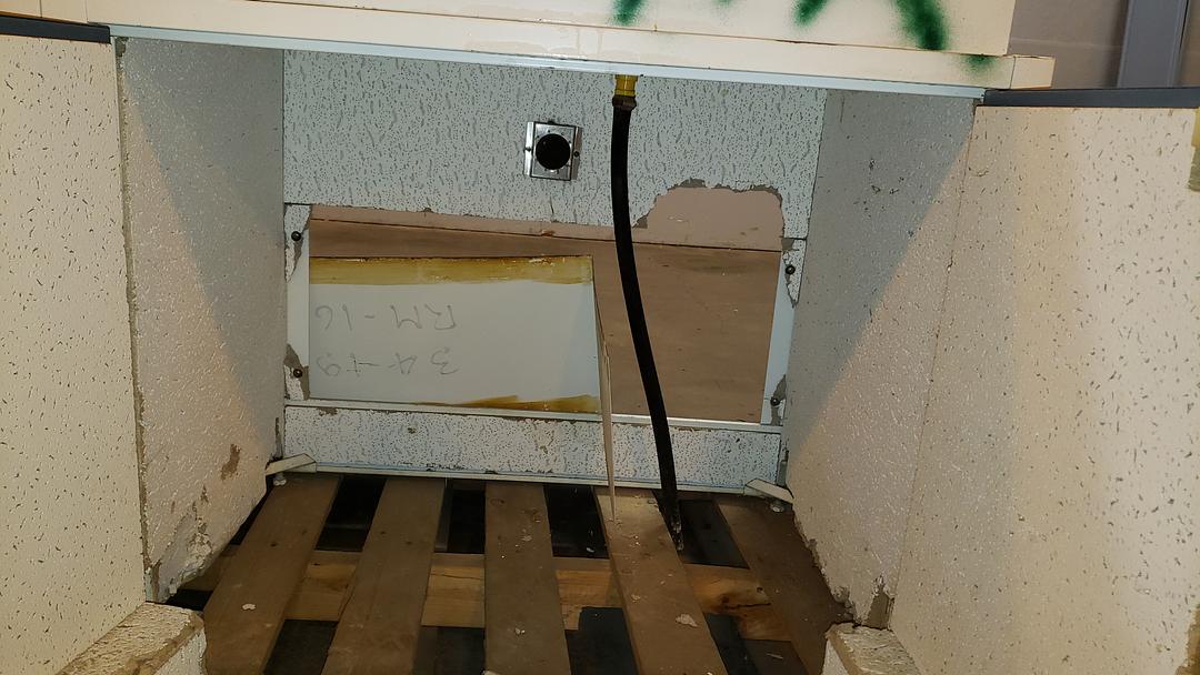 6' Duralab Fumehood bench with utility outlets(S6LLST10018)