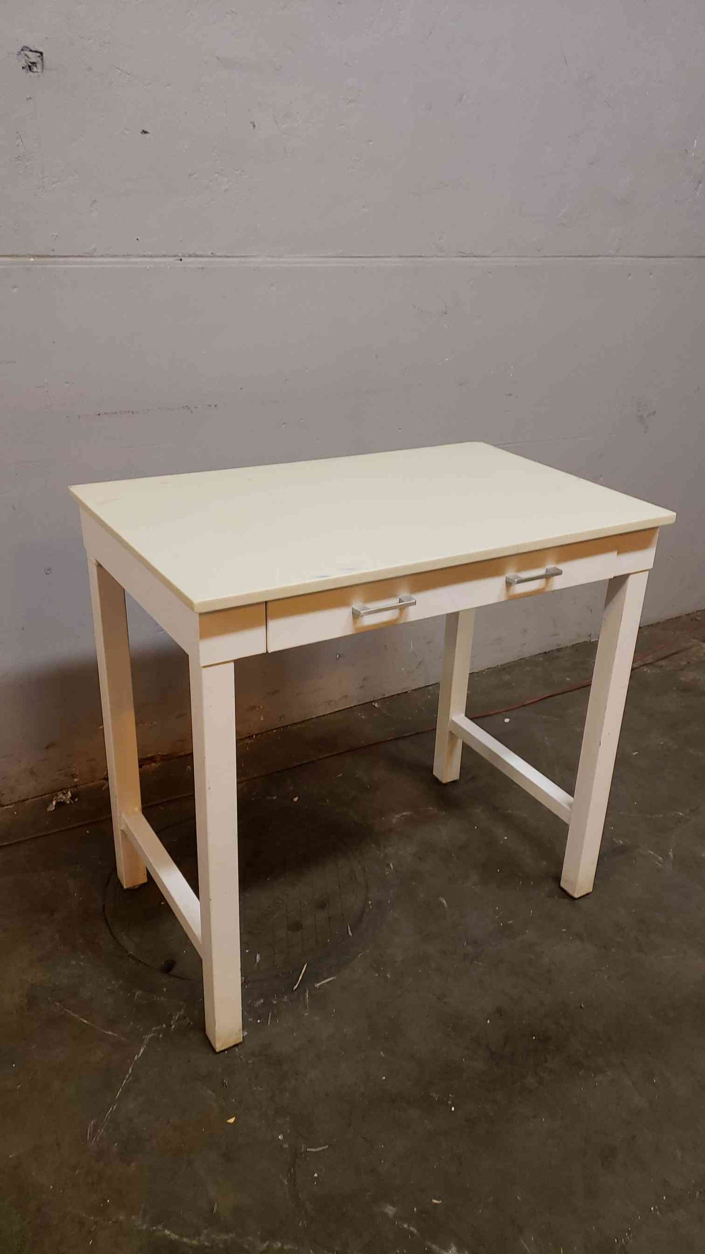 St. Charles 3' White Table W/ Apron (SKU: 1948AA)(1948AA)