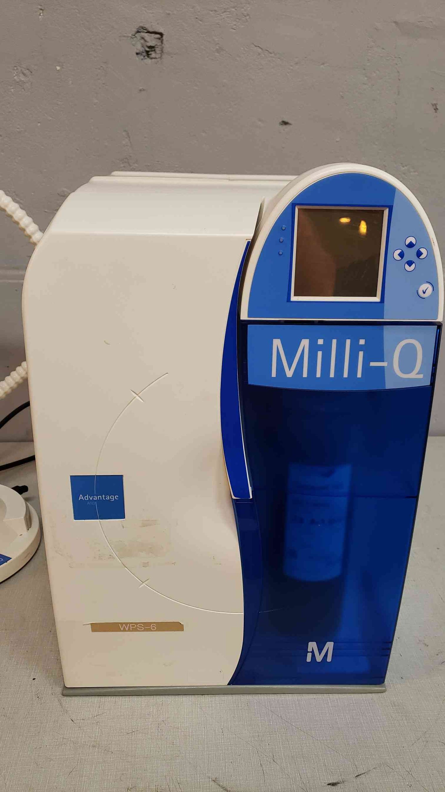 Milli-Q Advantage W/ Q-Pod Dispenser Water Purification System(1861AA)