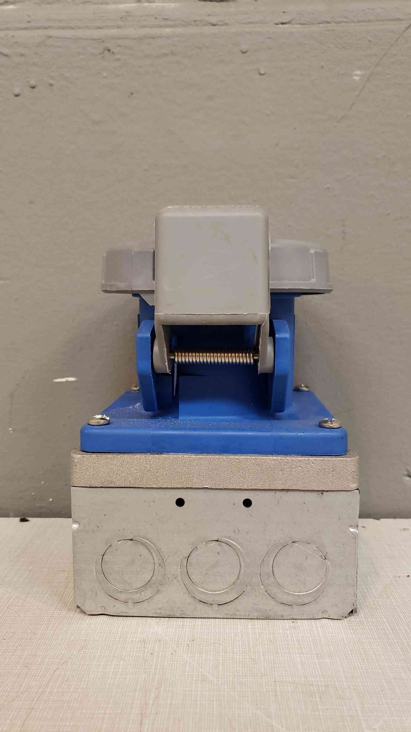 HUBBELL A460R9 IEC Pin and Sleeve Receptacle,60A,250V with Cap(100591)