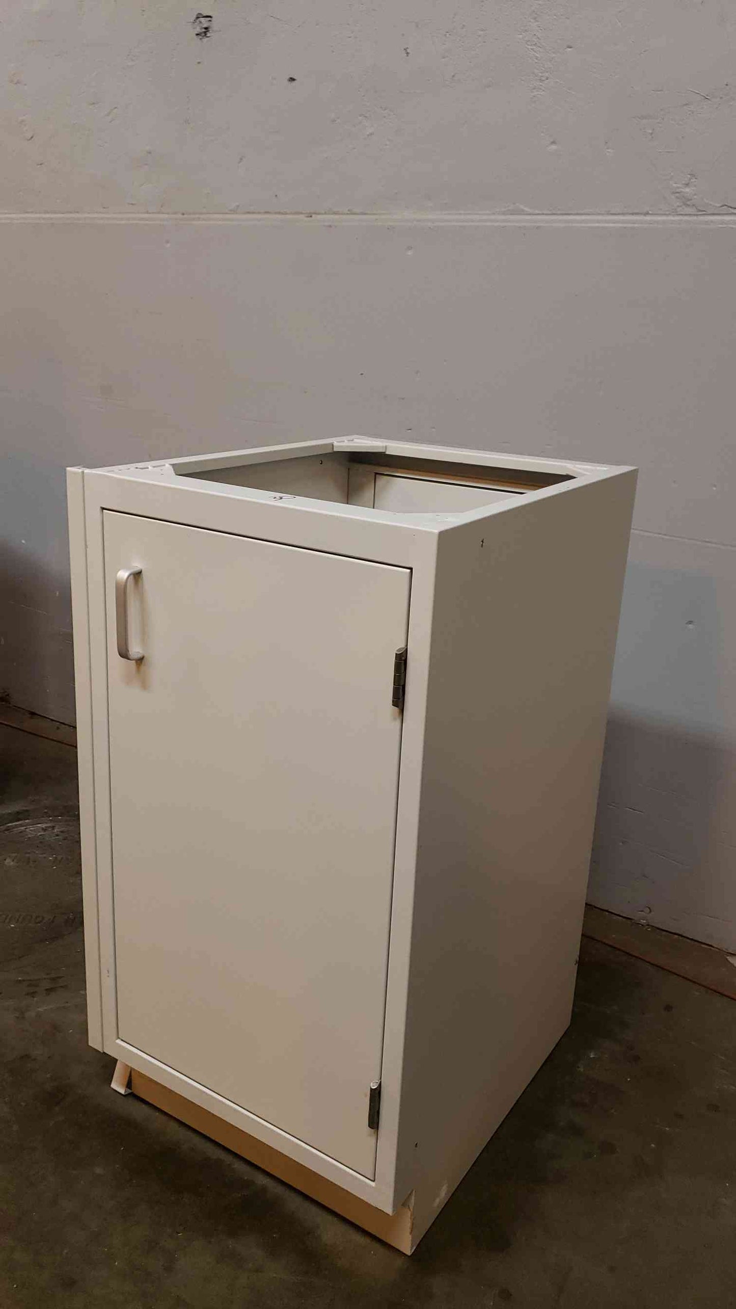 18x22x35 White Casework(100398)