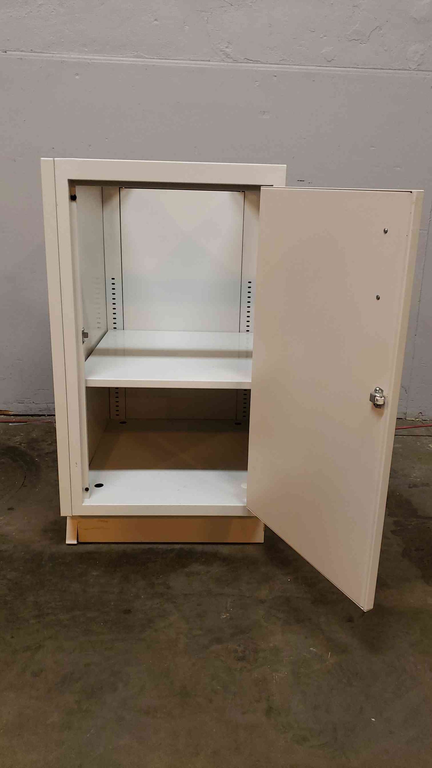 18x22x35 White Casework(100398)