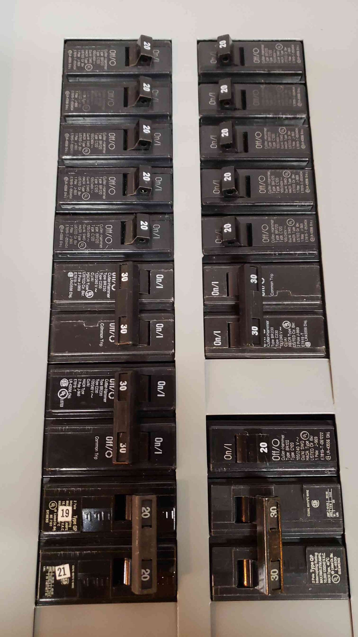 200A EATON Breaker Panelboard 3Ph 208/120 (SKU: 2988AA)(2988AA)