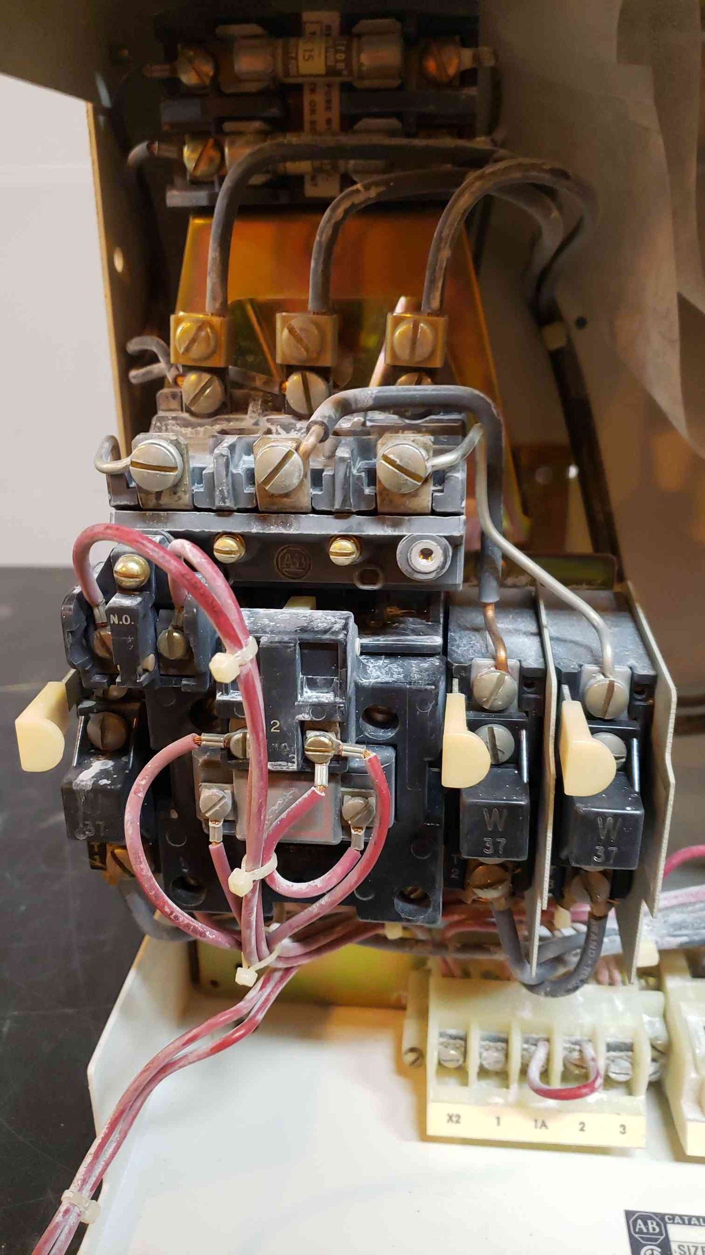 AllenBradley Size 1 10HP 480V 2113BBDB4R(3006AA)