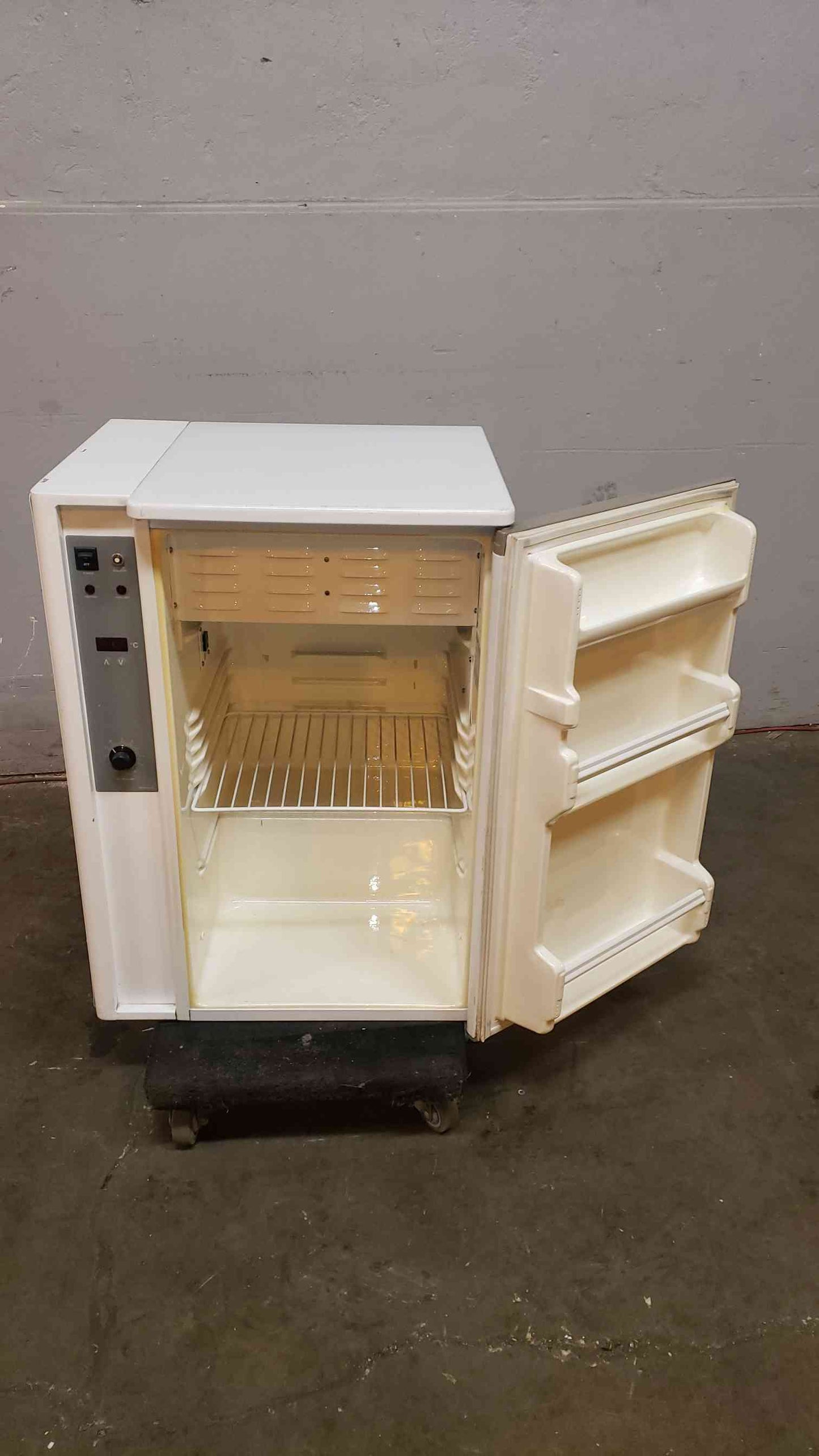 VWR Scientific Low Temperature Incubator Model 2005 (SKU: 4008AA)(4008AA)