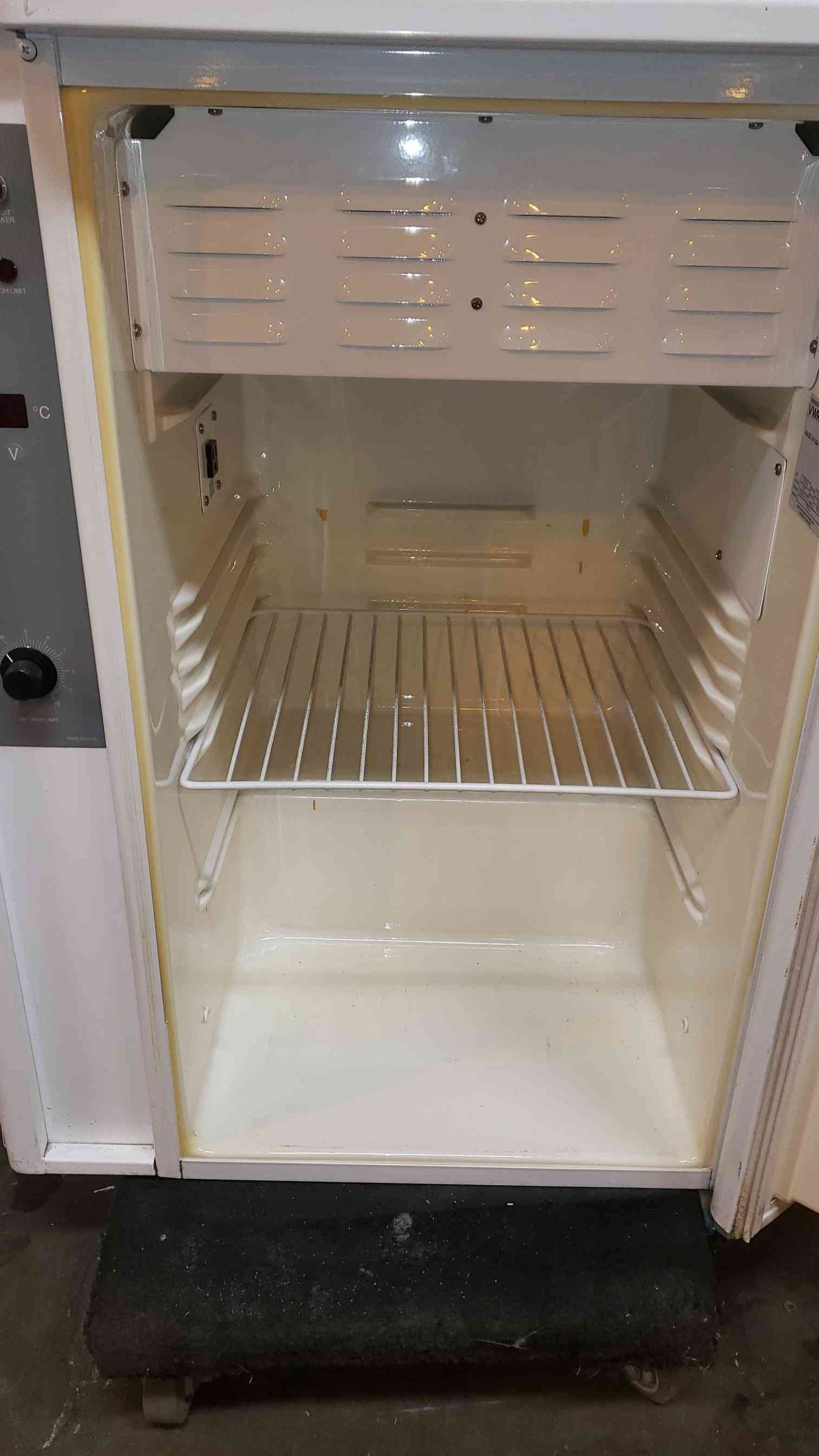 VWR Scientific Low Temperature Incubator Model 2005 (SKU: 4008AA)(4008AA)