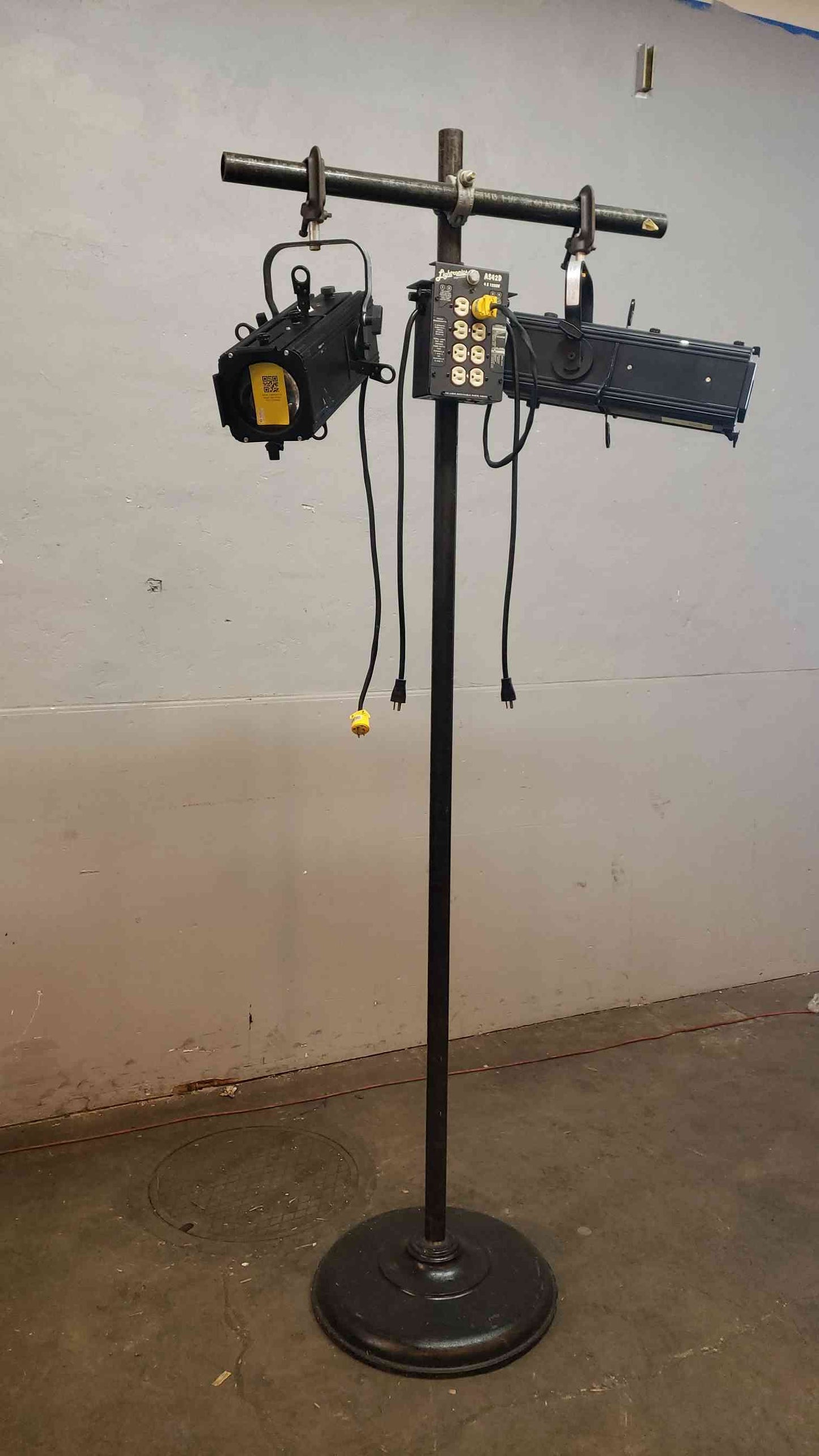 Lightronics 8' Stage Light AS42D Theater (SKU: 2436AA)(2436AA)