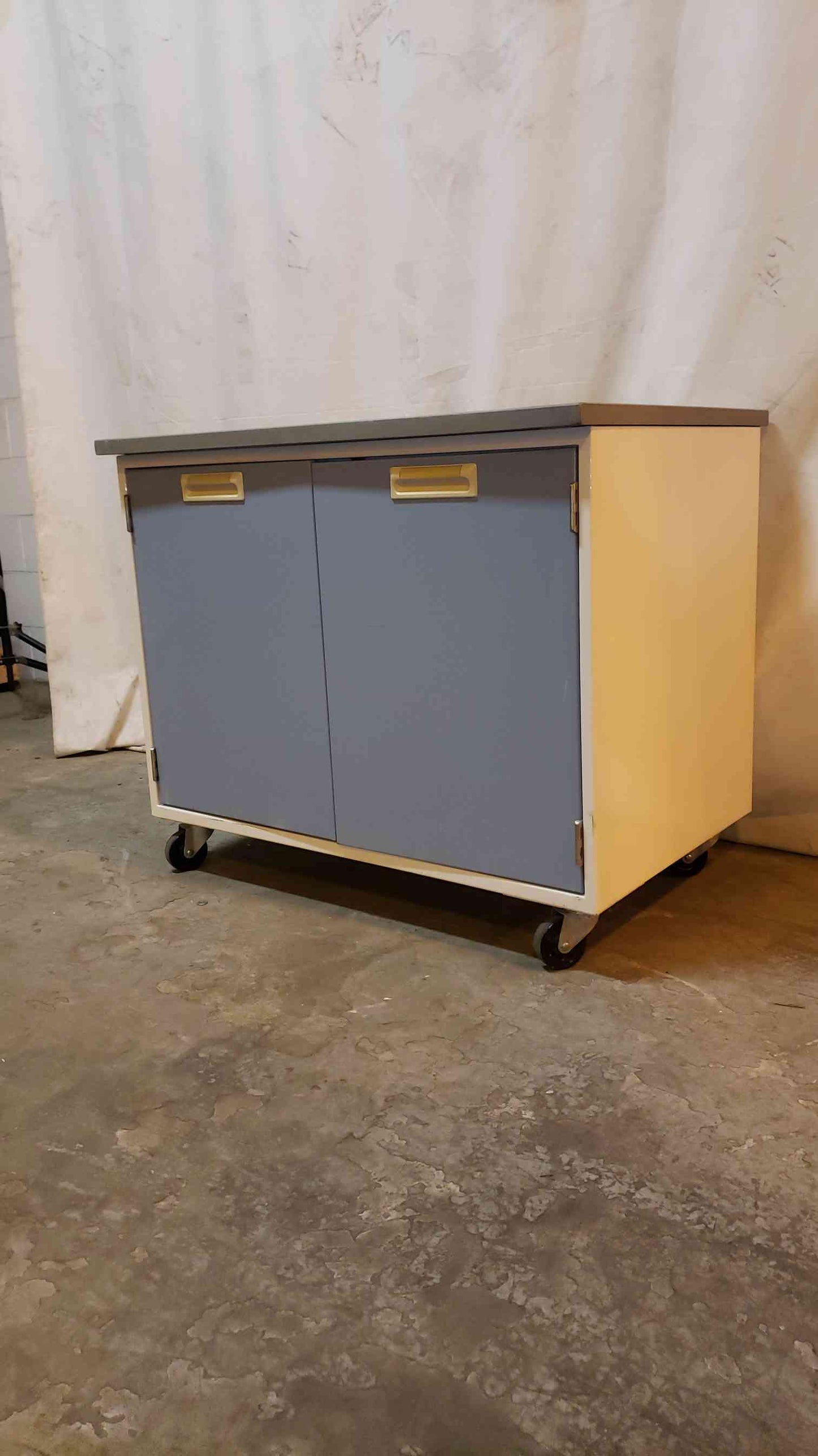 2 Door Rolling Cabinet (1152AA)(1152AA)