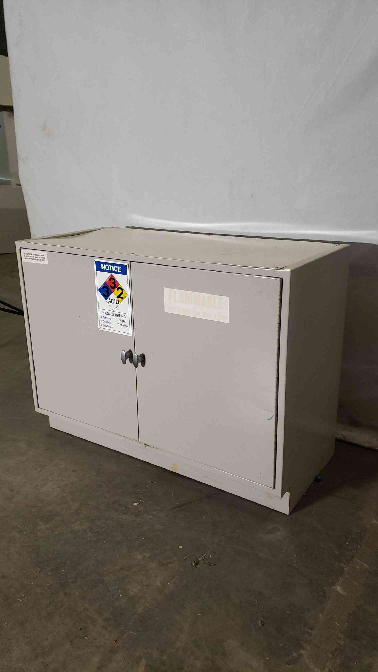 48x22x35 Flammable Casework With Knobs(100254)