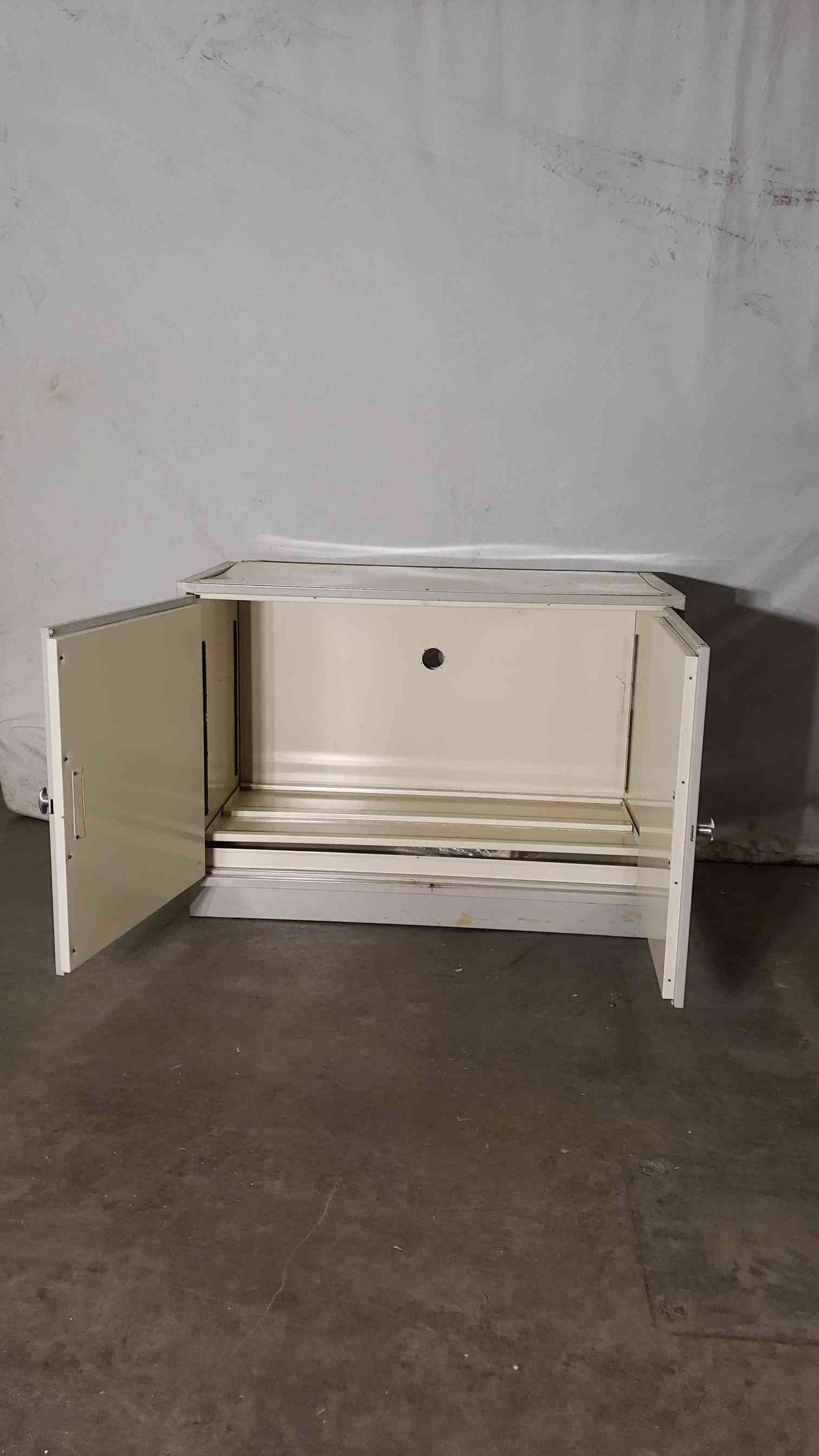 48x22x35 Flammable Casework With Knobs(100254)