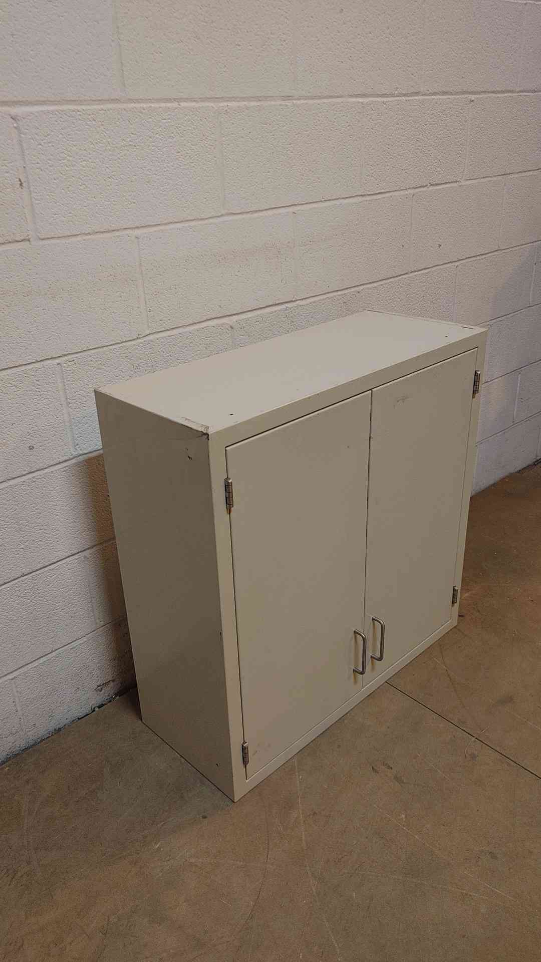 30" Overhead Jamestown Cabinet (Q16608)(Q16608)