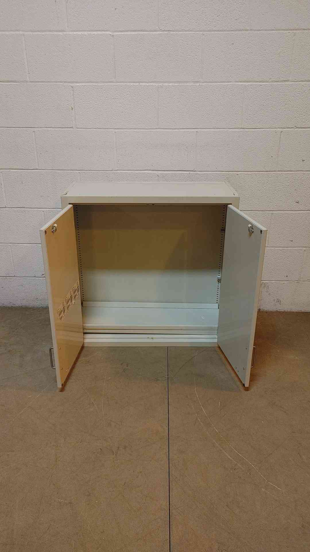 30" Overhead Jamestown Cabinet (Q16608)(Q16608)