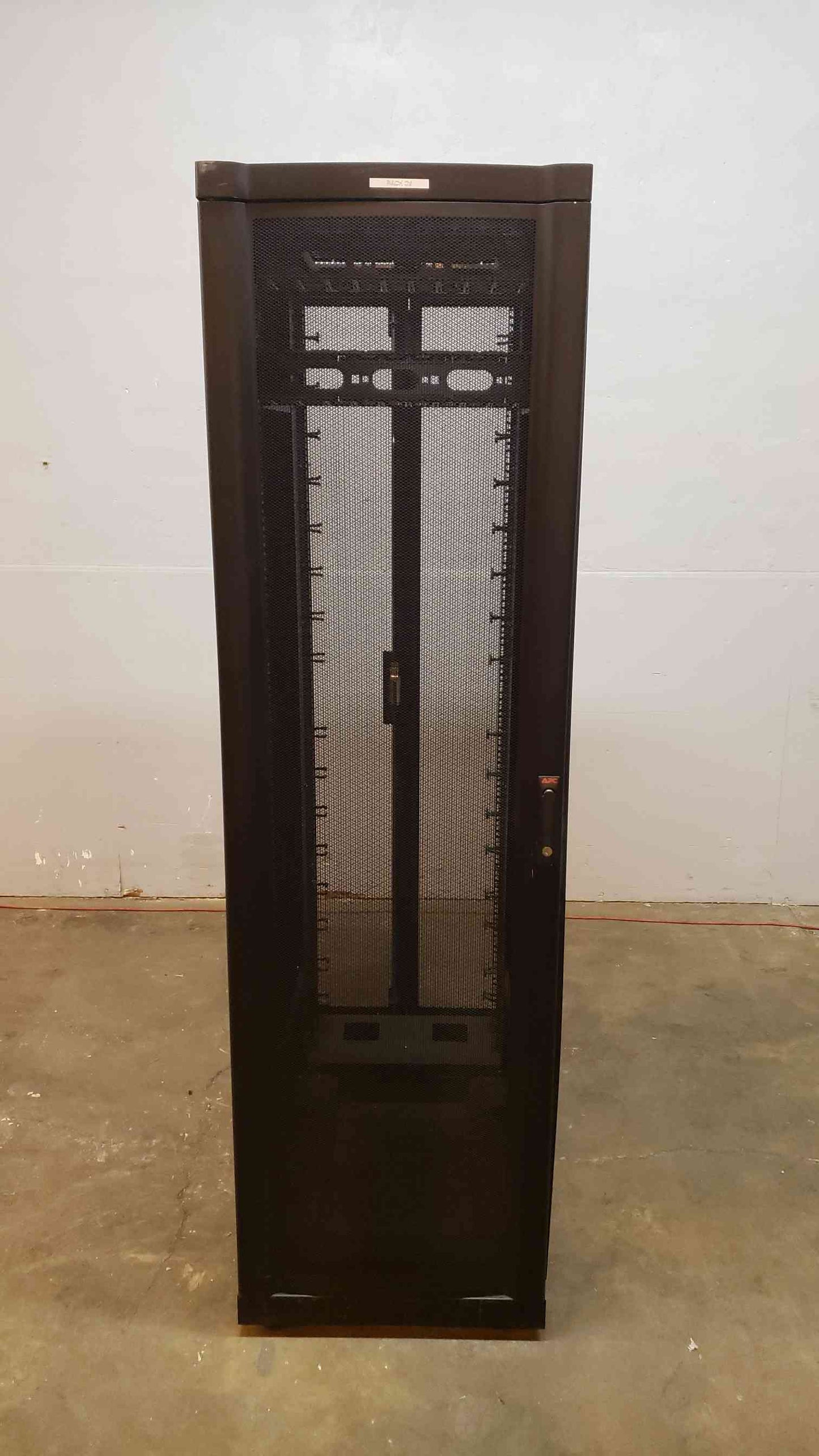 APC AR2101BLK Fully Enclosed Server Rack(S6LLST5016)