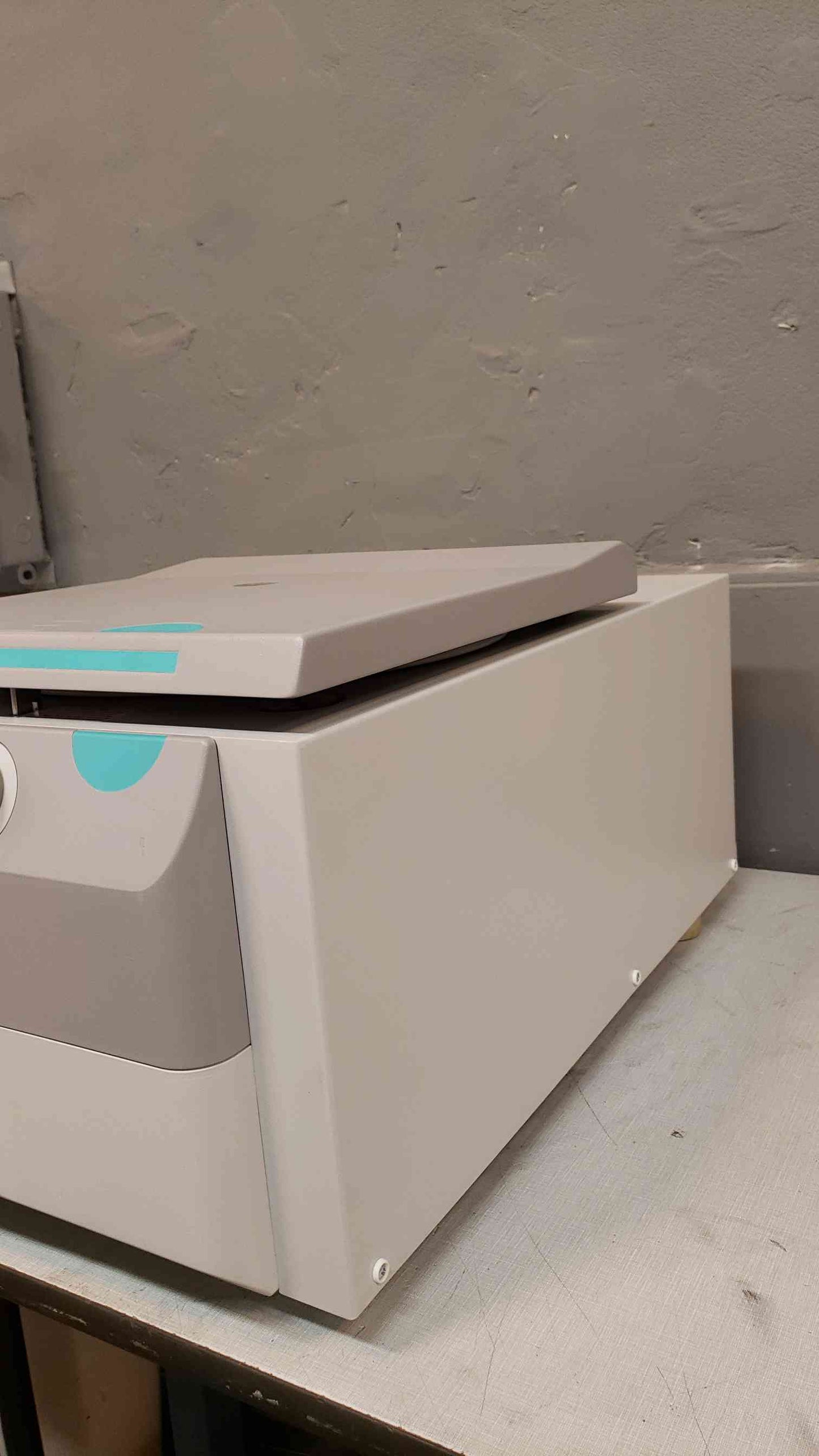 Labnet Hermile Ladner Z326K Refrigerated Cetrifuge