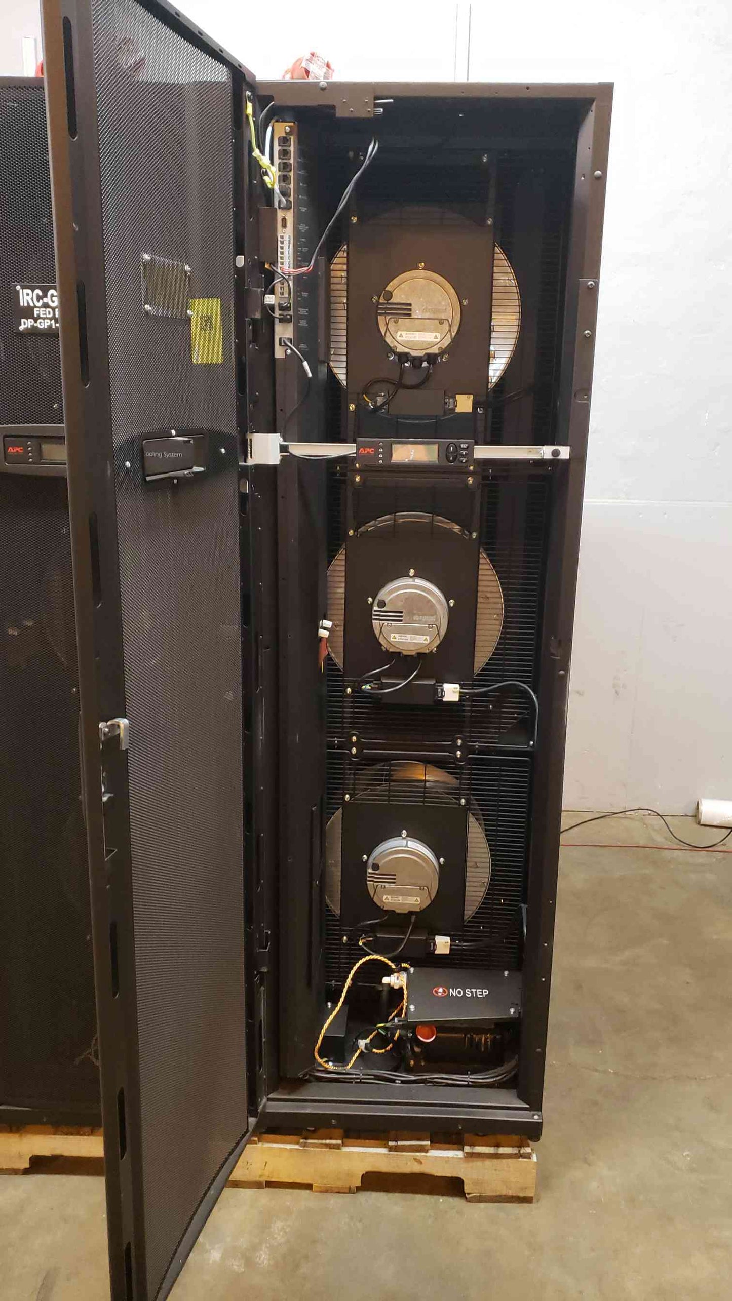 APC InRow Cooling System APC ACRC502 InRow RC 600mm 42U Chiller AC (SKU: 3586AA)(3586AA)
