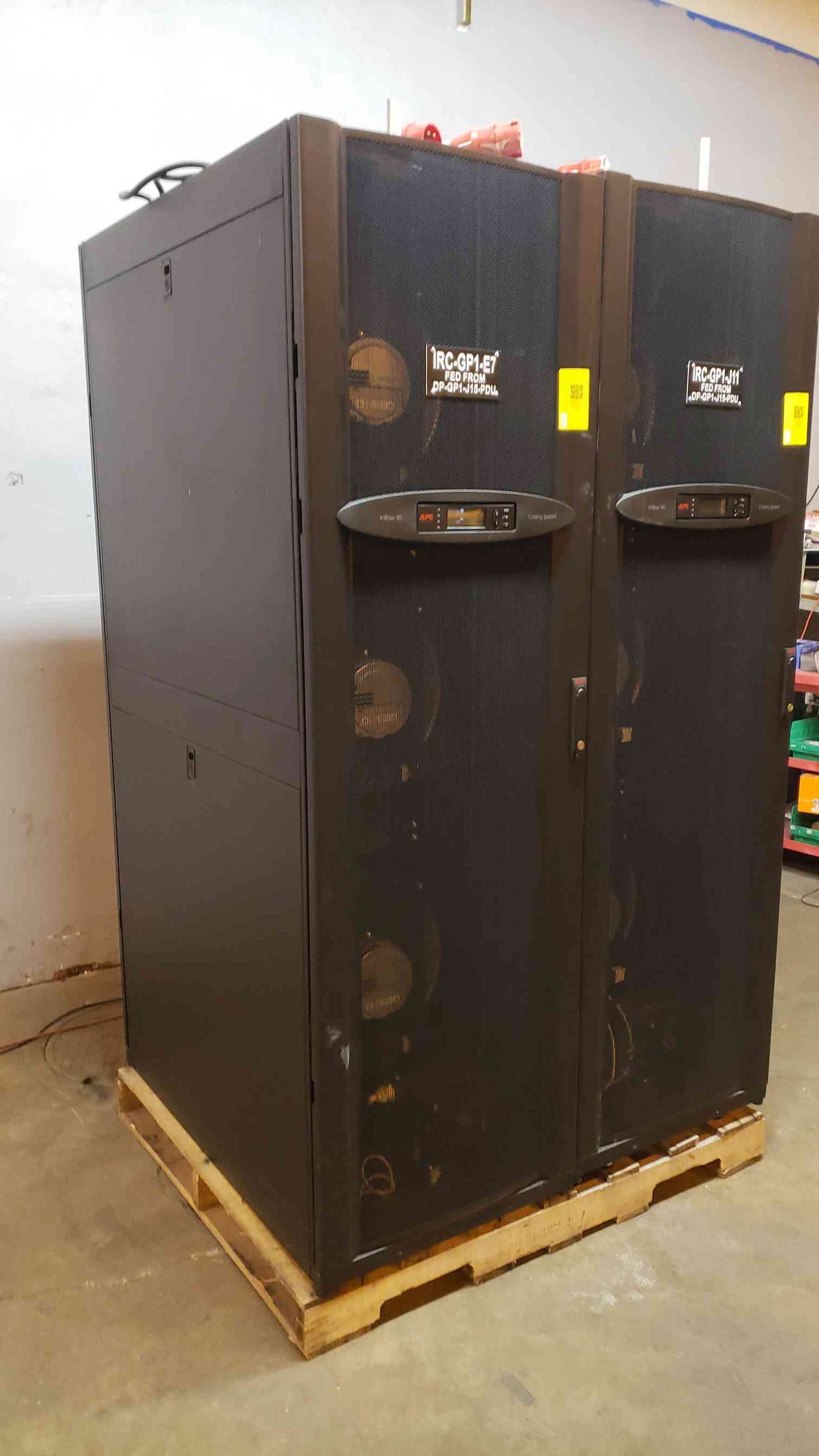 APC InRow Cooling System APC ACRC502 InRow RC 600mm 42U Chiller AC (SKU: 3586AA)(3586AA)