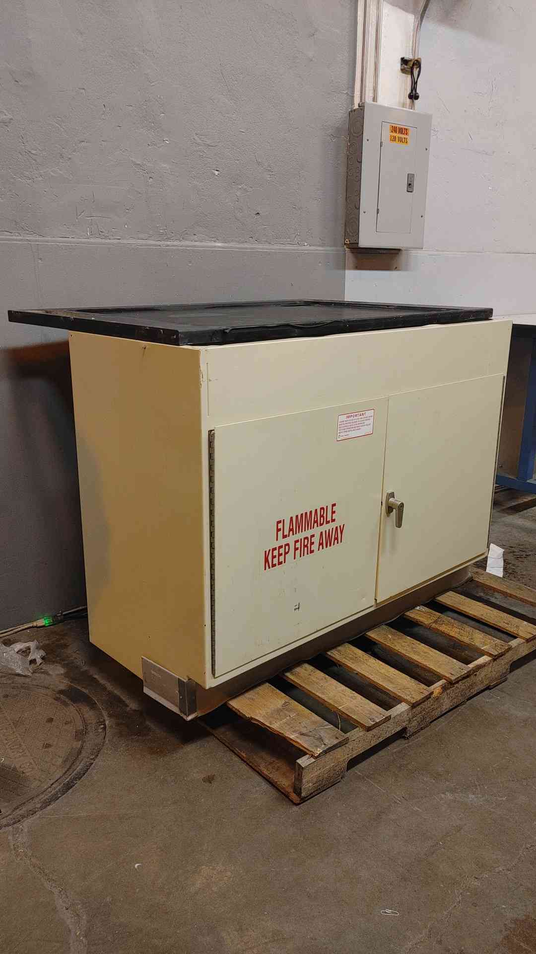 4' Flammable Cabinet W/ Countertop (3619AA)(3619AA)