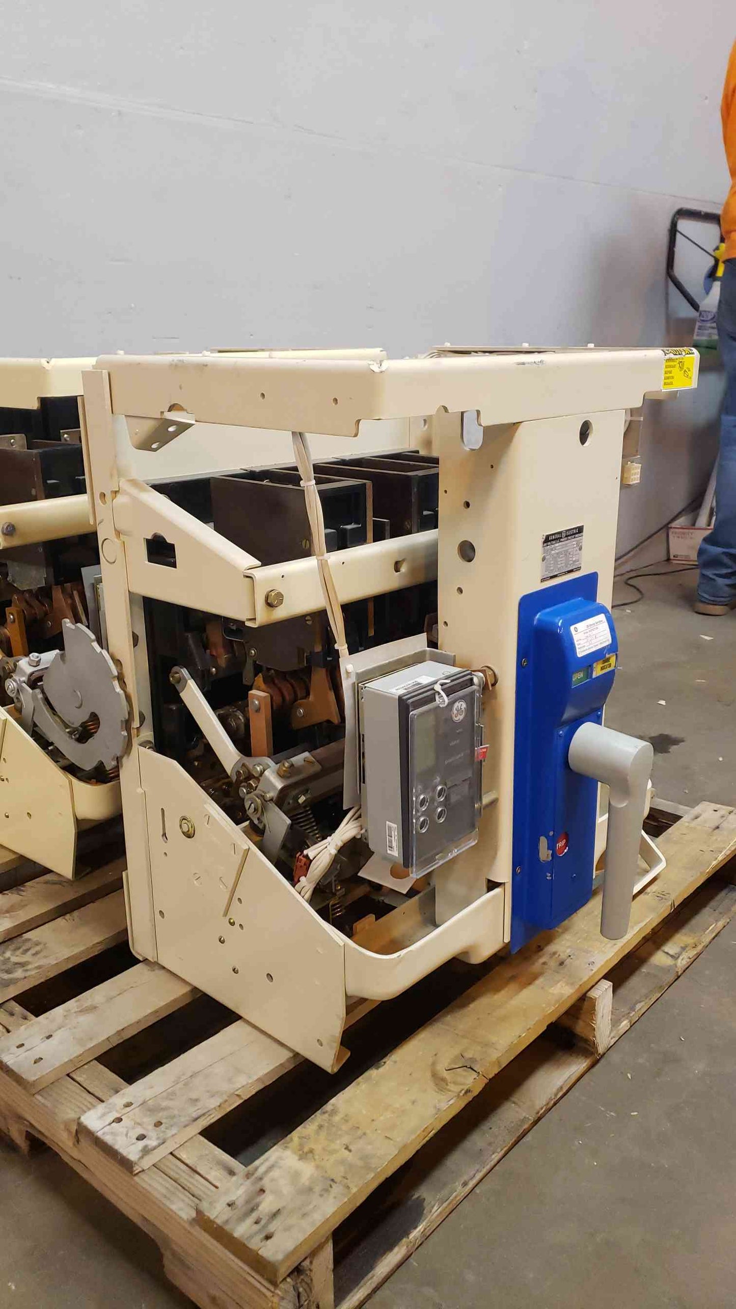 General Electric Low Voltage Power Circuit Breaker 1600A 600V (14992AA)(14992AA)