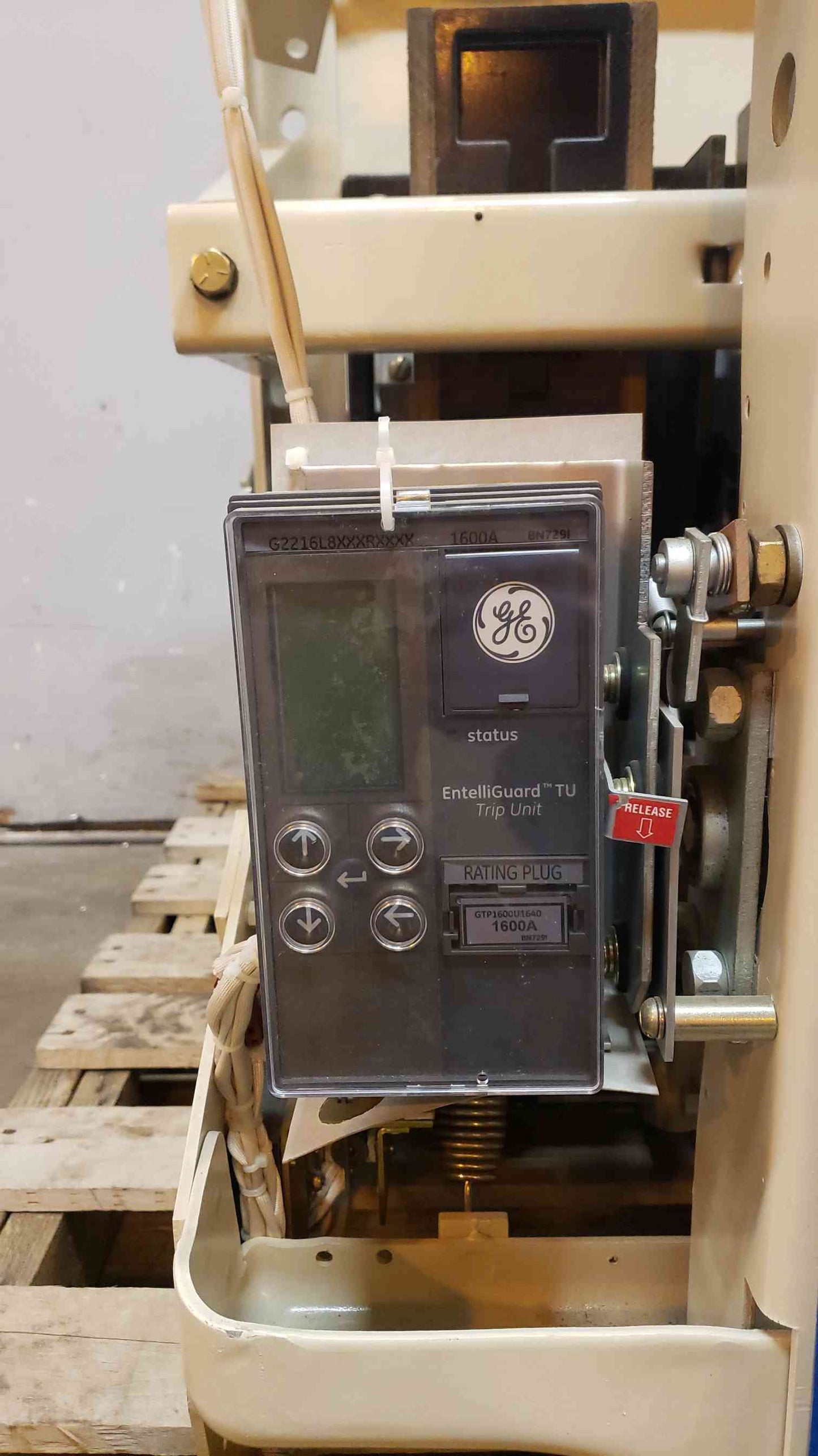 General Electric Low Voltage Power Circuit Breaker 1600A 600V (14992AA)(14992AA)