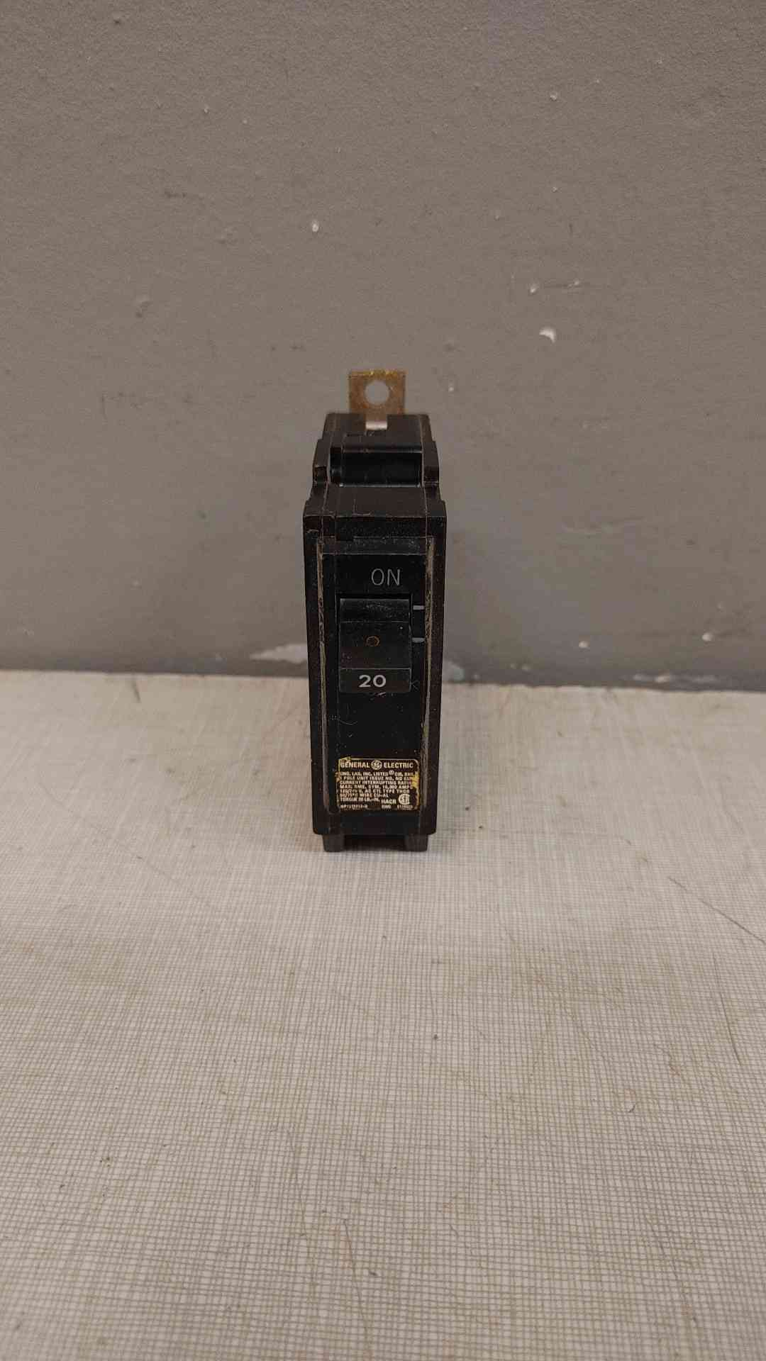 Lot of 60 General Electric 20A 1 Pole Circuit Breaker(101690)