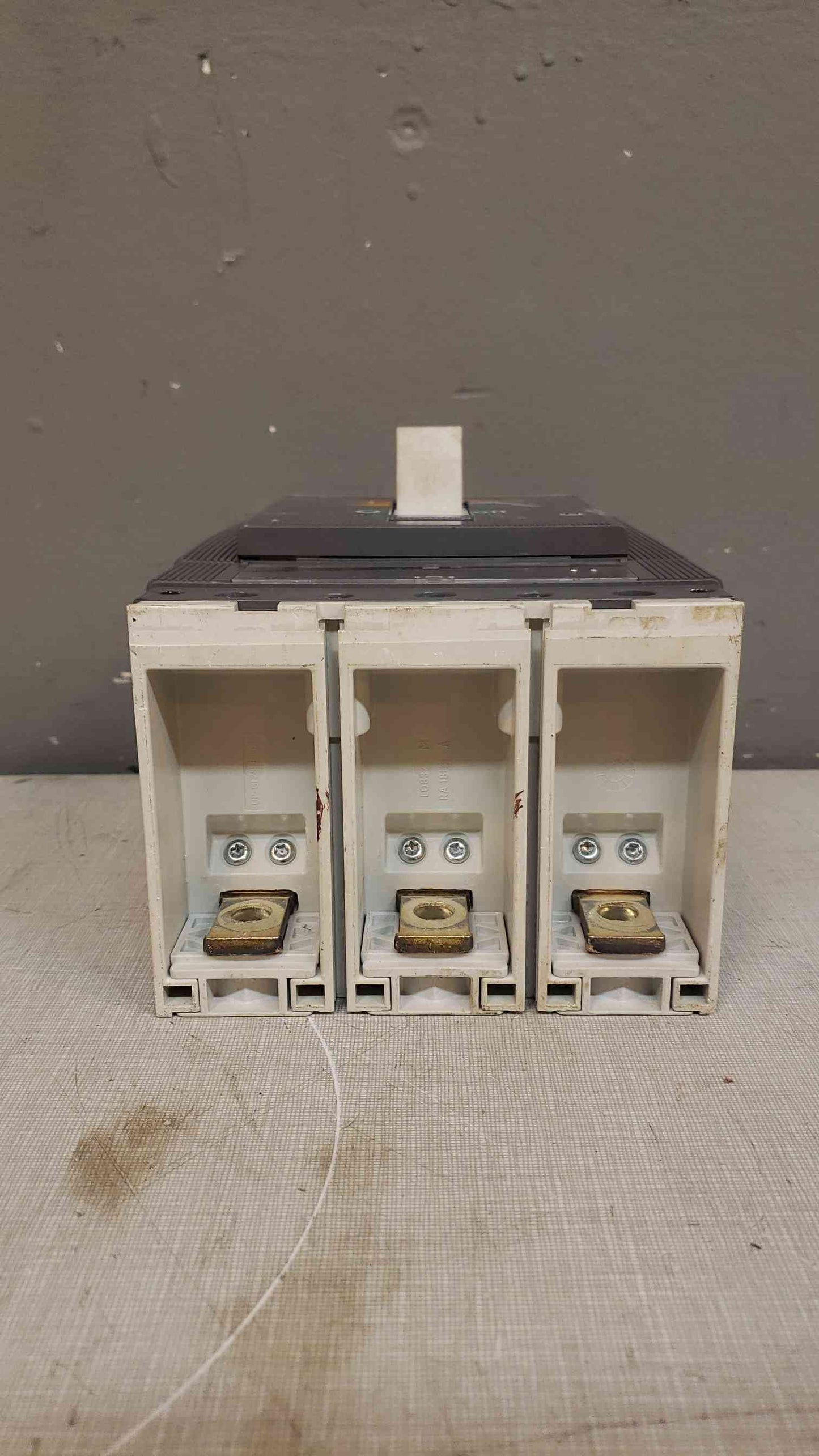ABB SACE 3 Pole Breaker 400A E93565 600V (SKU:103228)(103228)