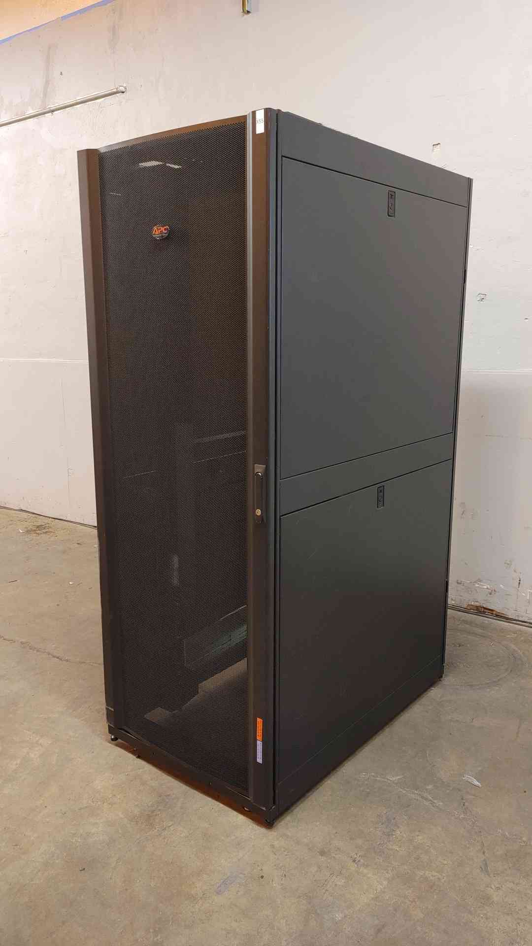 AR3350 42U APC Fully Enclosed Rolling Server Rack