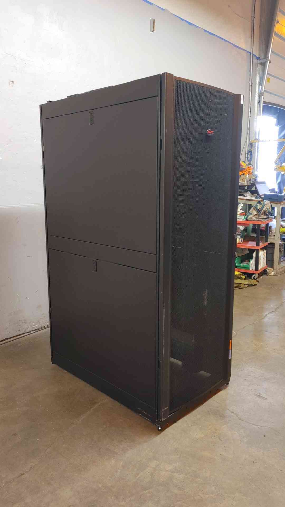 AR3350 42U APC Fully Enclosed Rolling Server Rack