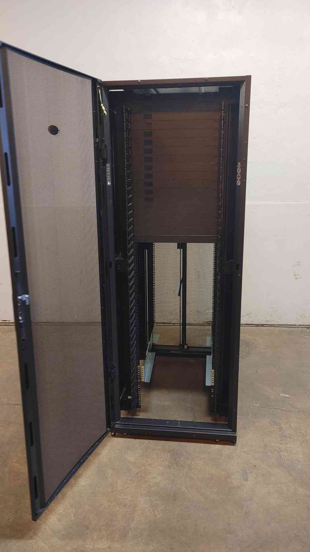 AR3350 42U APC Fully Enclosed Rolling Server Rack