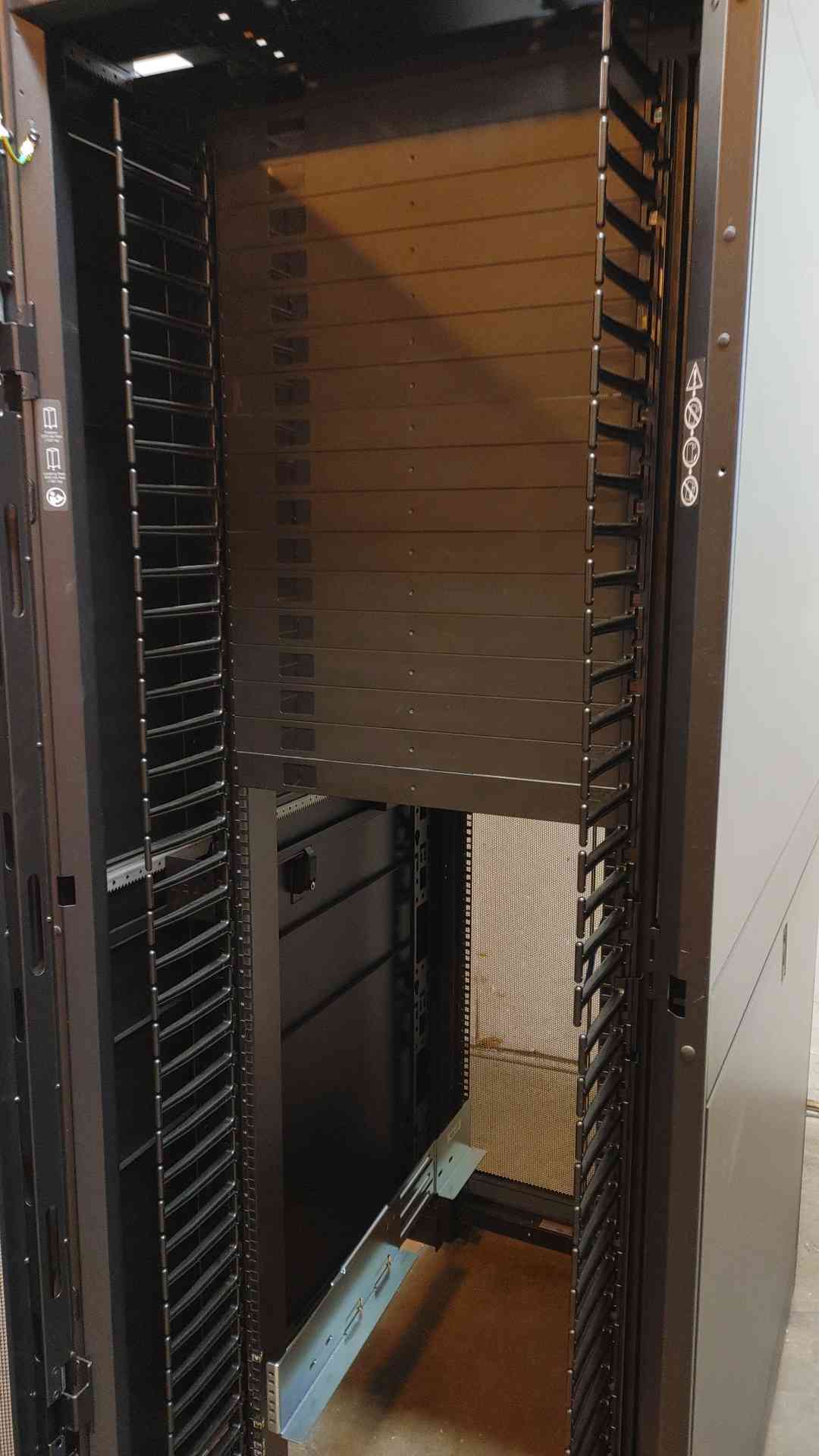 AR3350 42U APC Fully Enclosed Rolling Server Rack