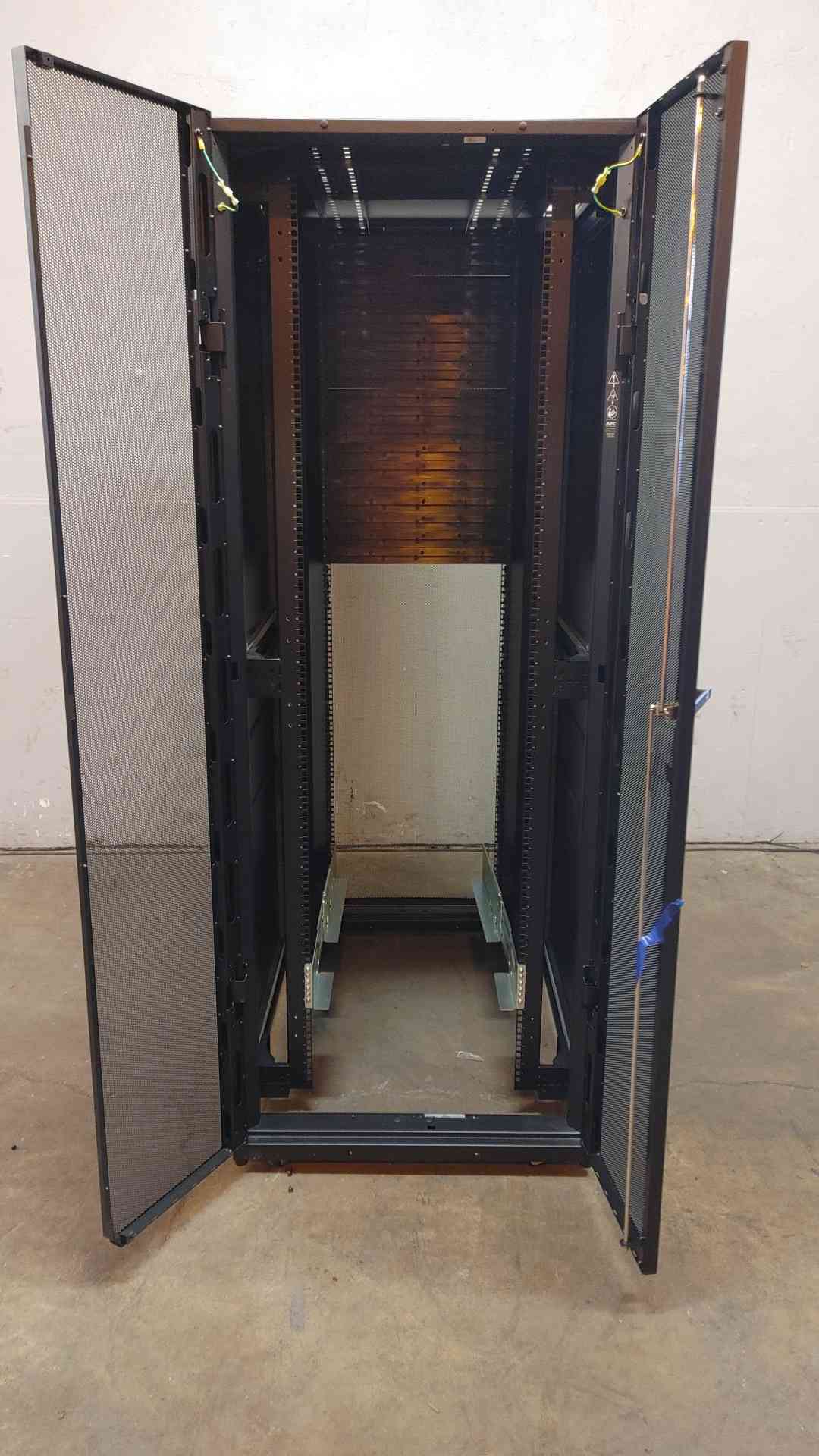 AR3350 42U APC Fully Enclosed Rolling Server Rack