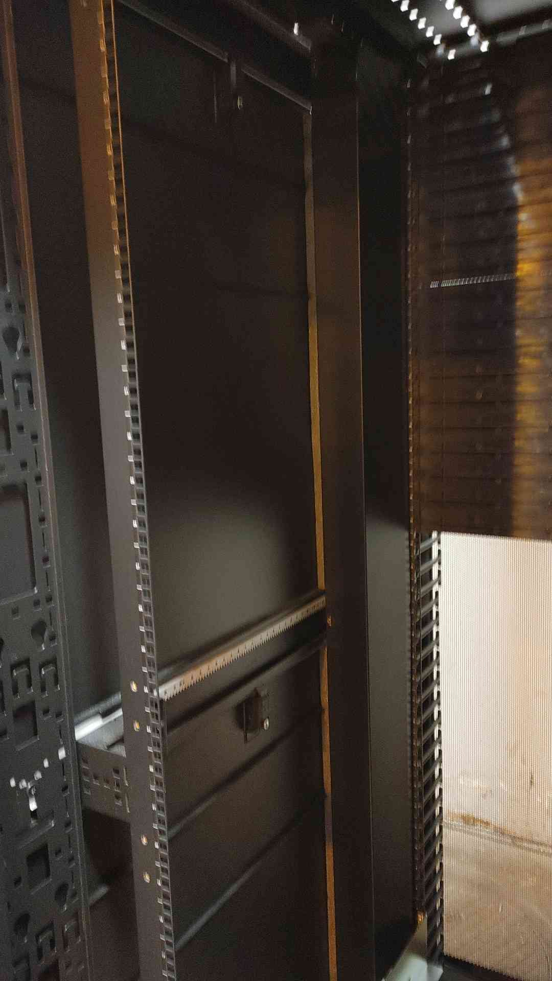 AR3350 42U APC Fully Enclosed Rolling Server Rack