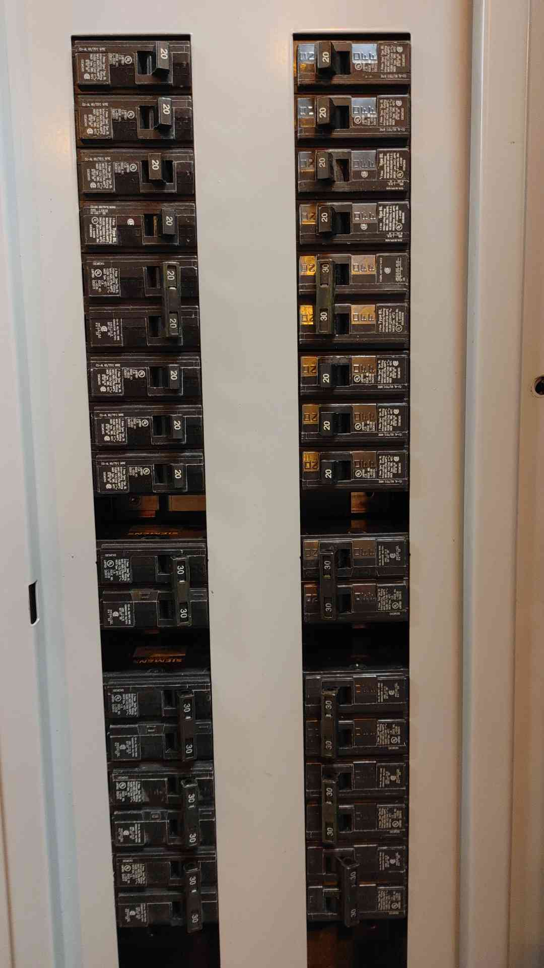 250A Siemens Panelboard 208Y/120V 3PH 4 Wire 150A Main Loaded(103583)