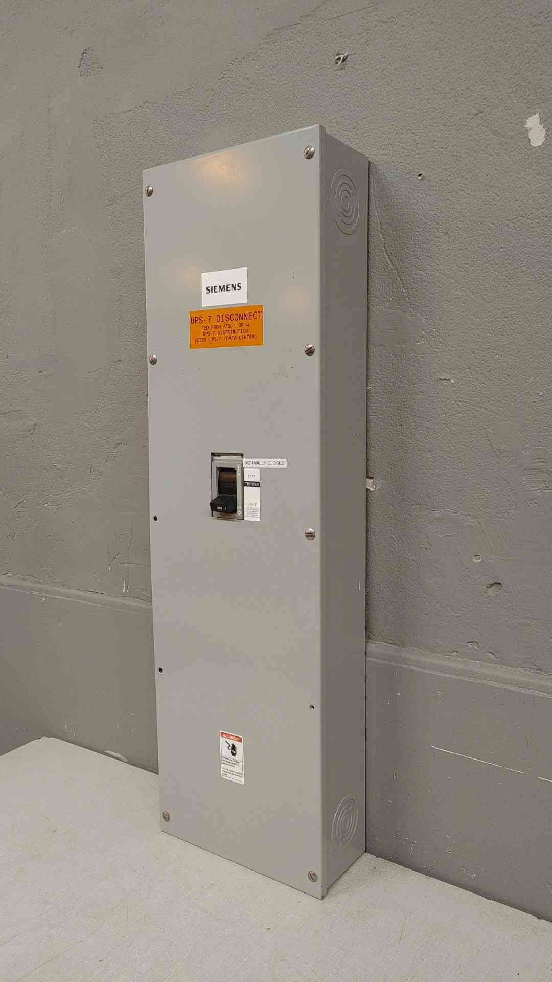 Siemens Sentron FXD638225 Circuit Breaker Enclosure 250A 600VAC Disconnect(103644)