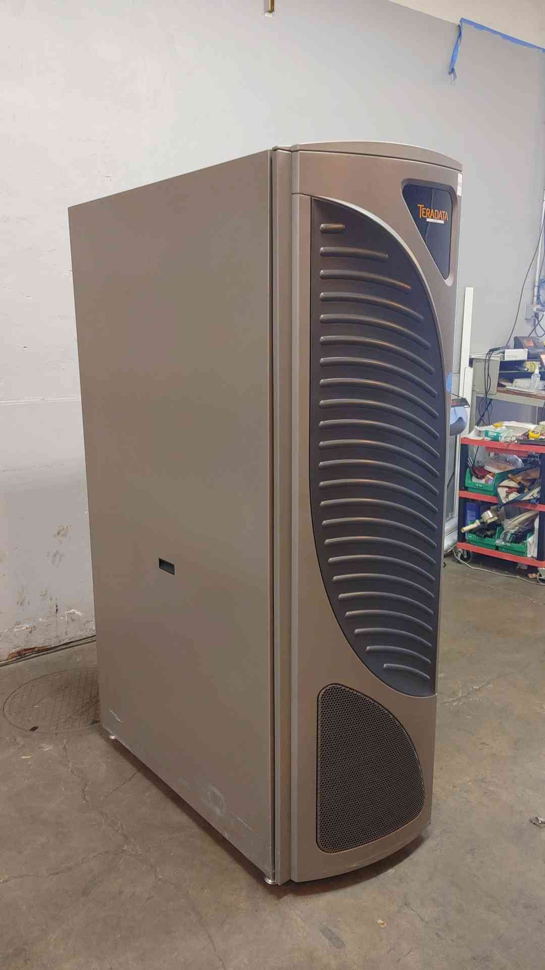 42U TeraData Fully Enclosed Rolling Server Rack 200-240V 24A 9163-4012-4390(103718)