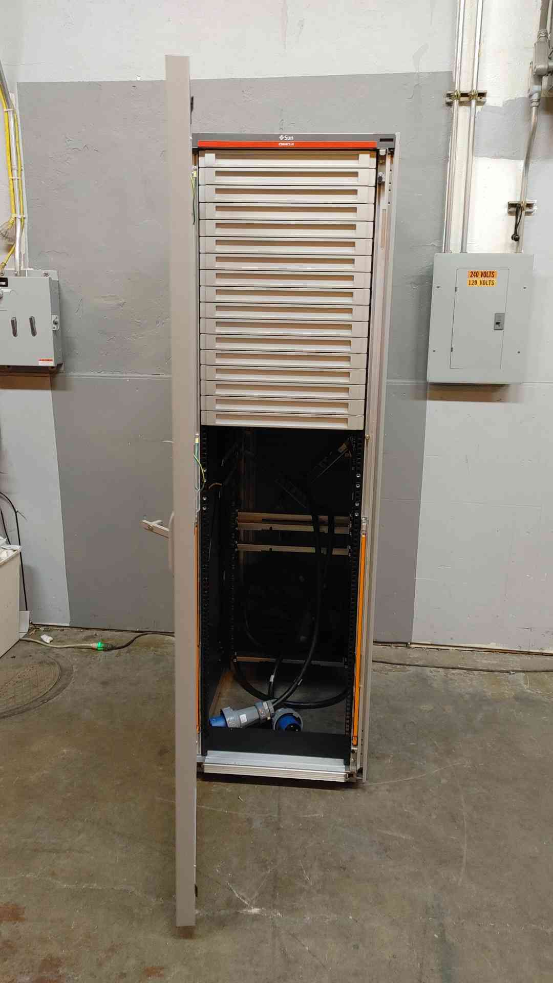 42U Sun Oracle Fully Enclosed Rolling Server Rack 2047RTN-1530RB0005(103758)