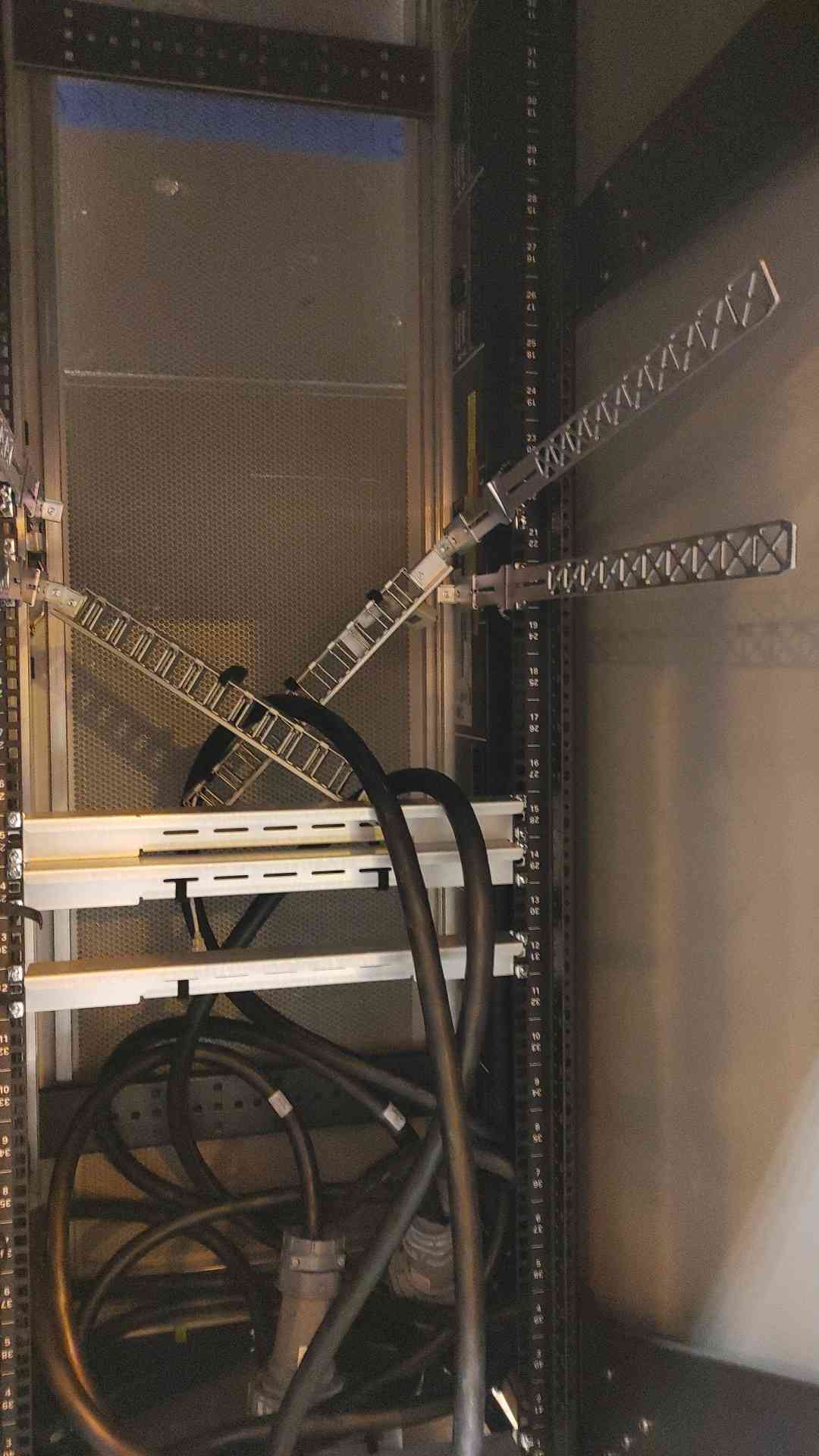 42U Sun Oracle Fully Enclosed Rolling Server Rack 2047RTN-1530RB0005(103758)
