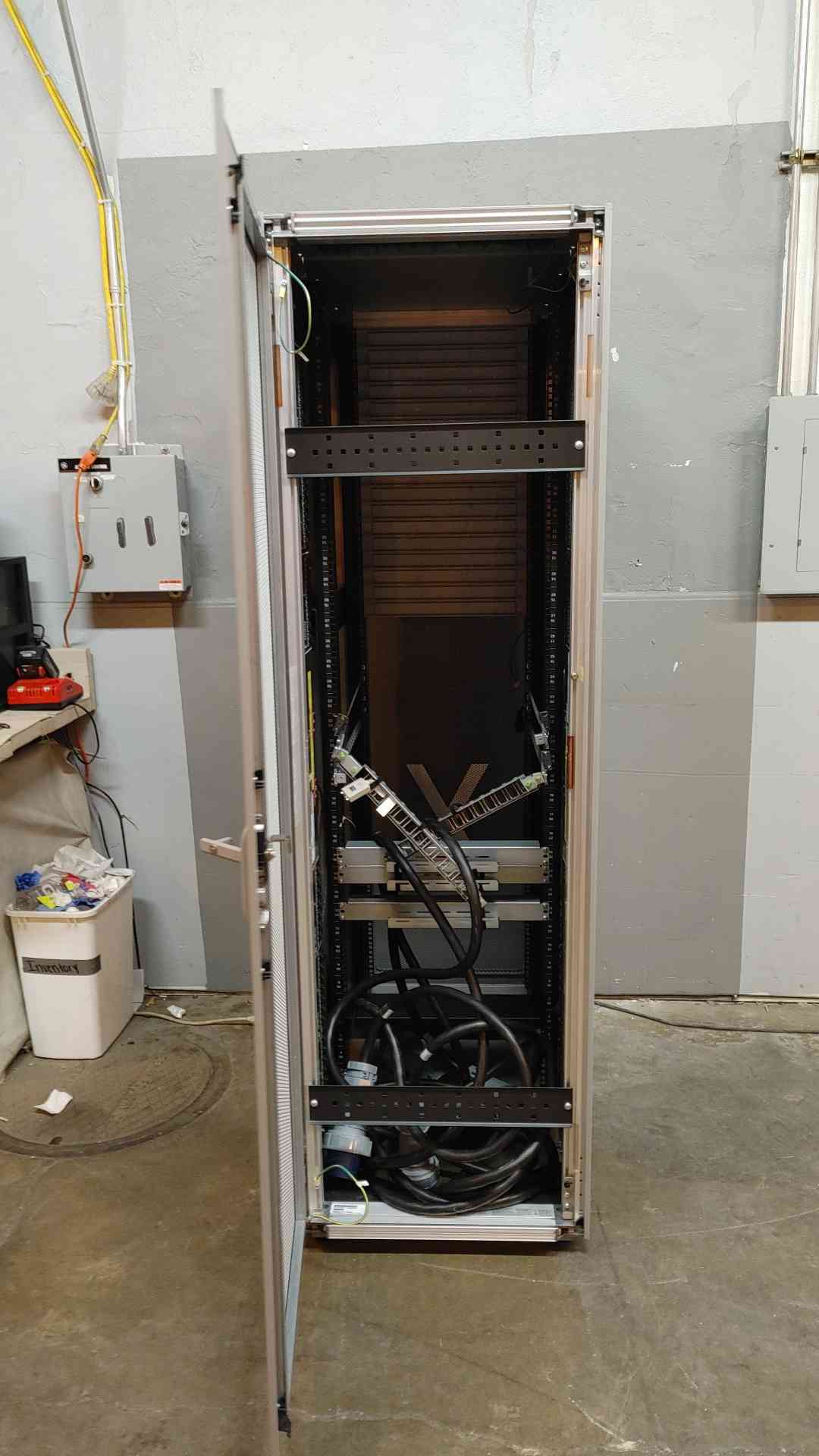 42U Sun Oracle Fully Enclosed Rolling Server Rack 2047RTN-1530RB0005(103758)