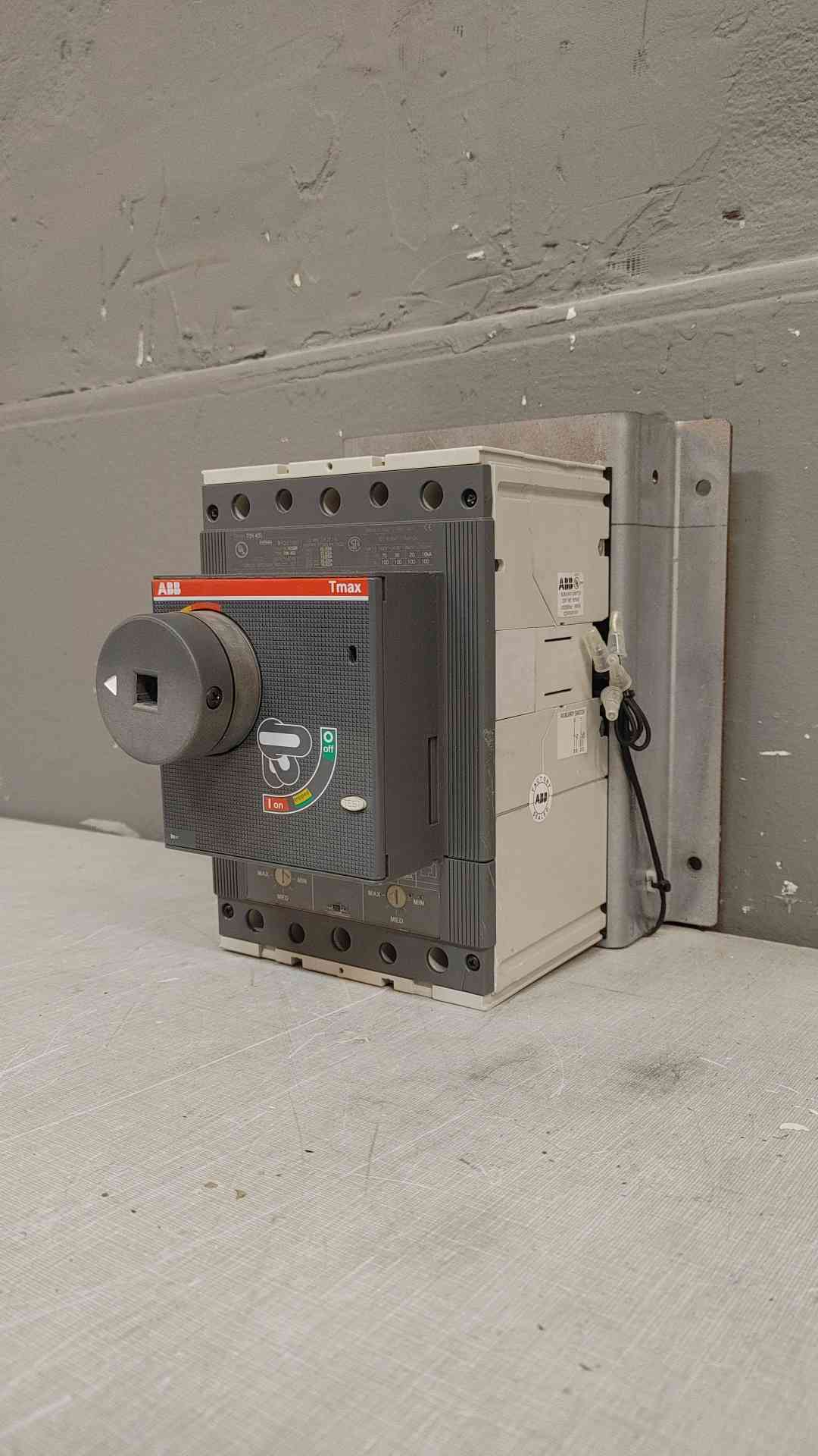 ABB Circuit Breaker 3 Pole 600VAC 400A T5N400(104046)