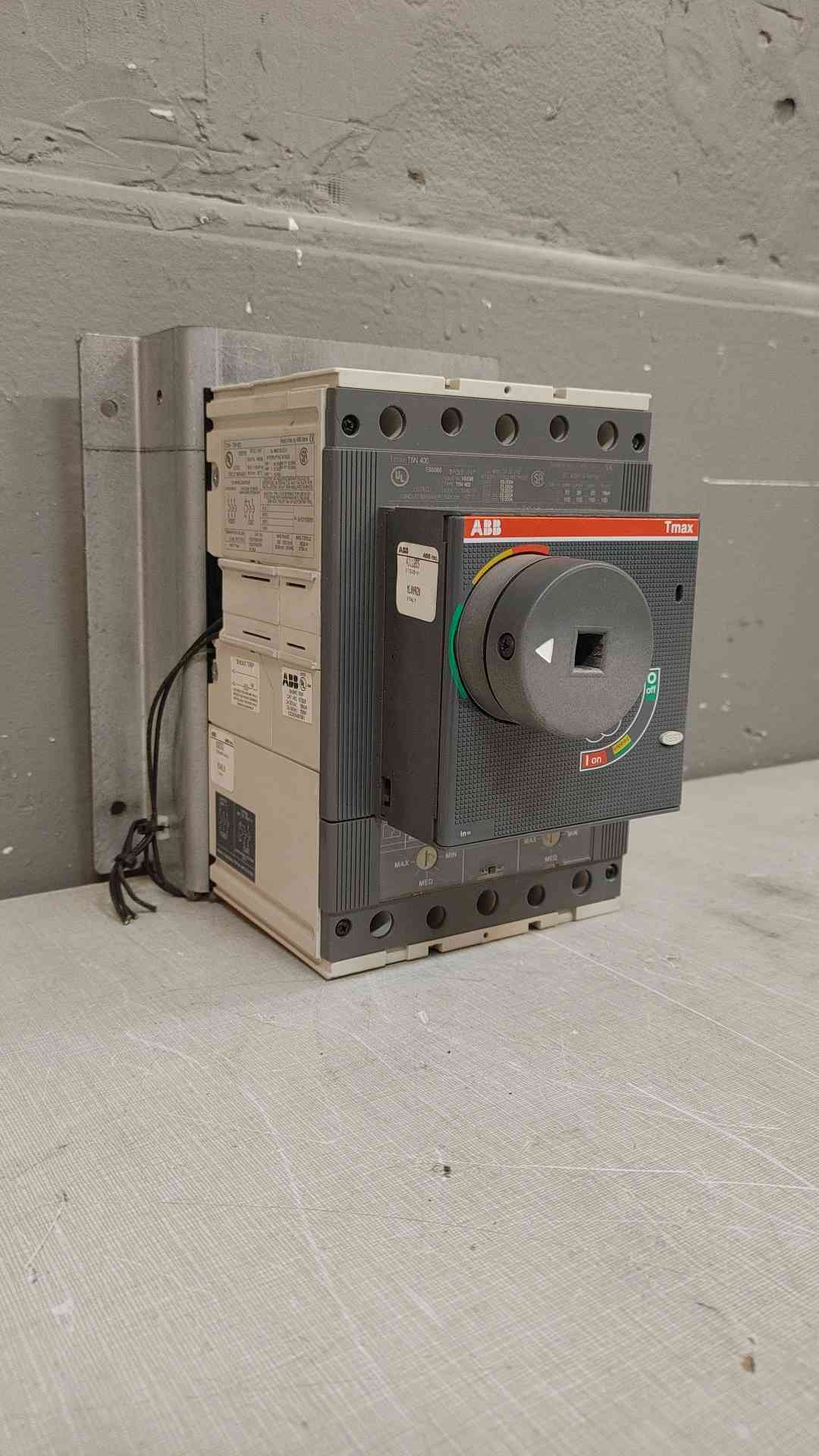 ABB Circuit Breaker 3 Pole 600VAC 400A T5N400(104046)