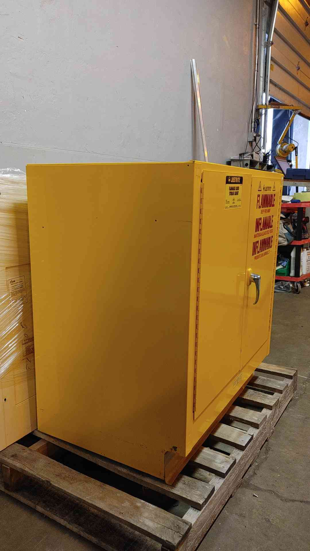 Justrite Flammable Liquid Storage Cabinet 22 Gal RMO8445(104100)