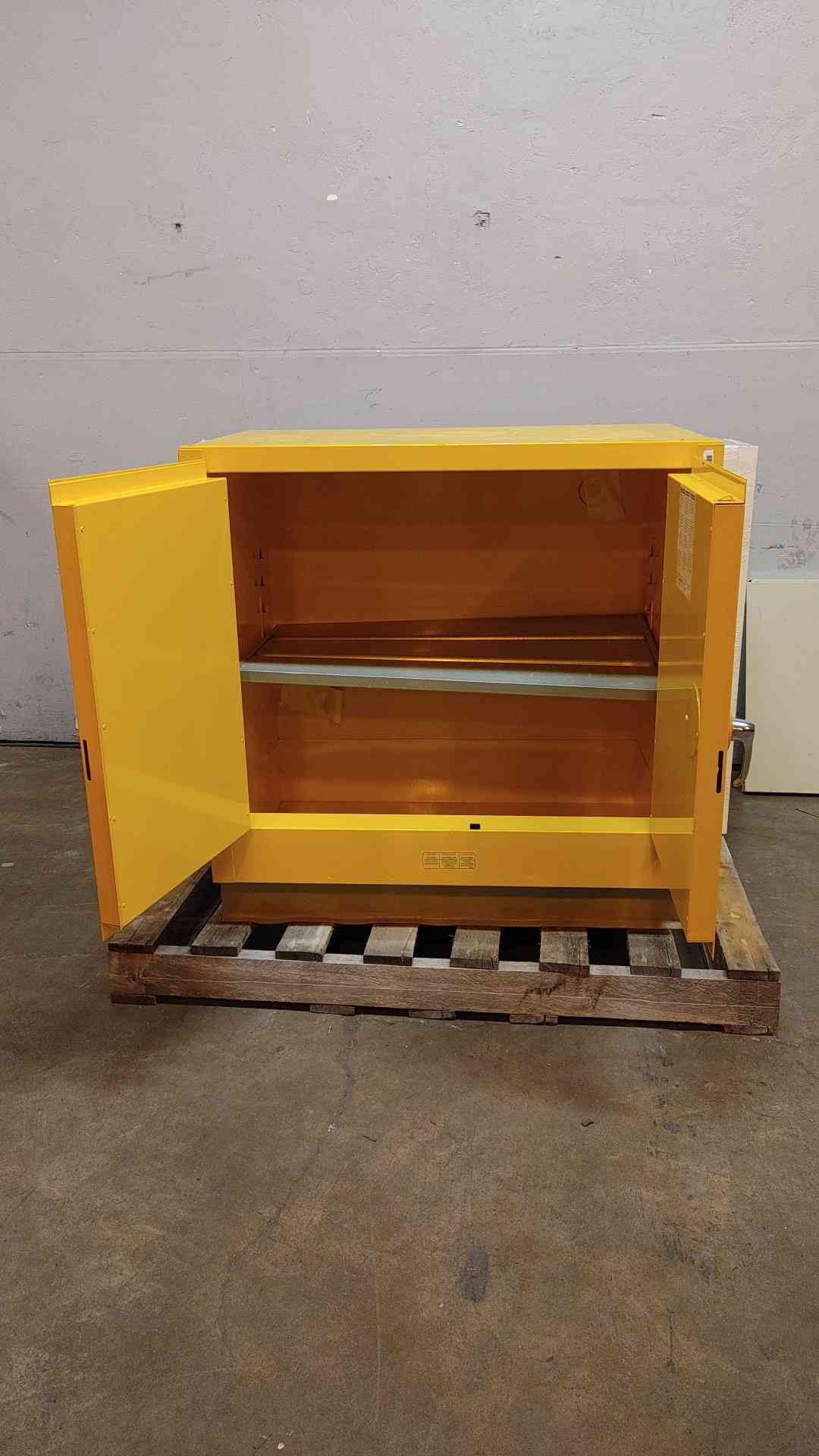 Justrite Flammable Liquid Storage Cabinet 22 Gal RMO8445(104100)